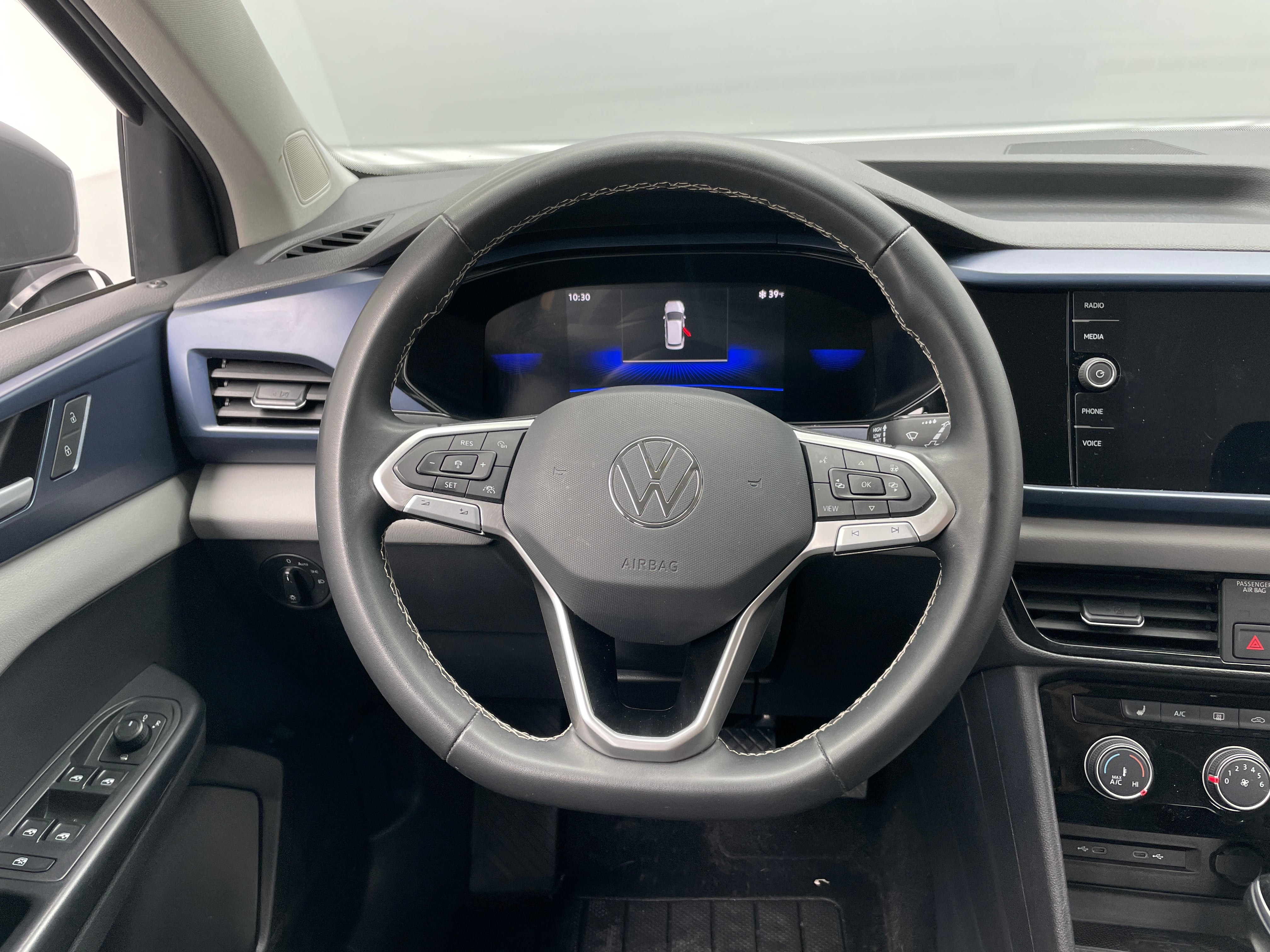 2023 Volkswagen Taos SE 4