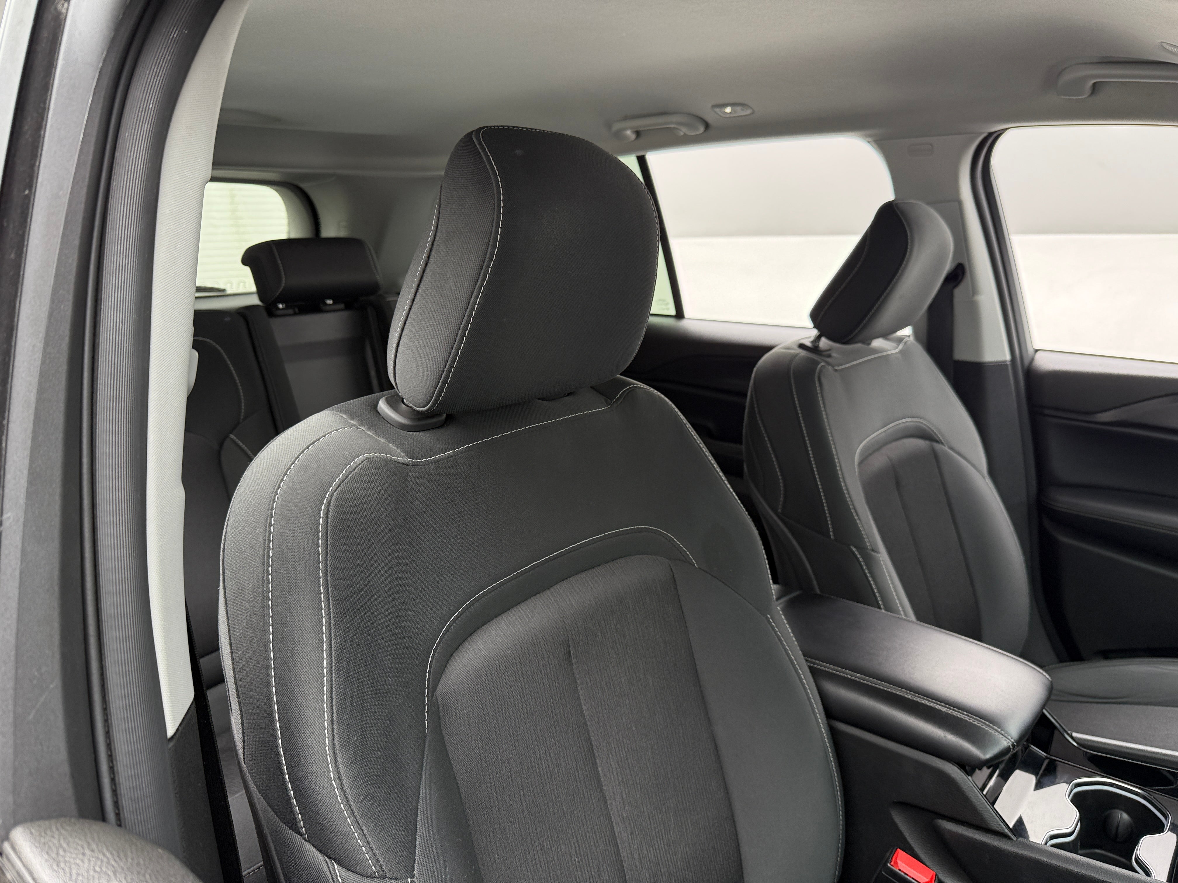 2023 Jeep Grand Cherokee Laredo 2