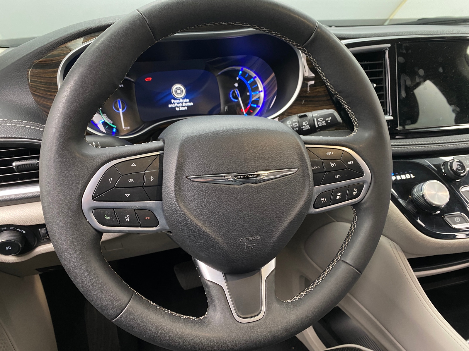 Thumbnail: 2023 Chrysler Pacifica - 4