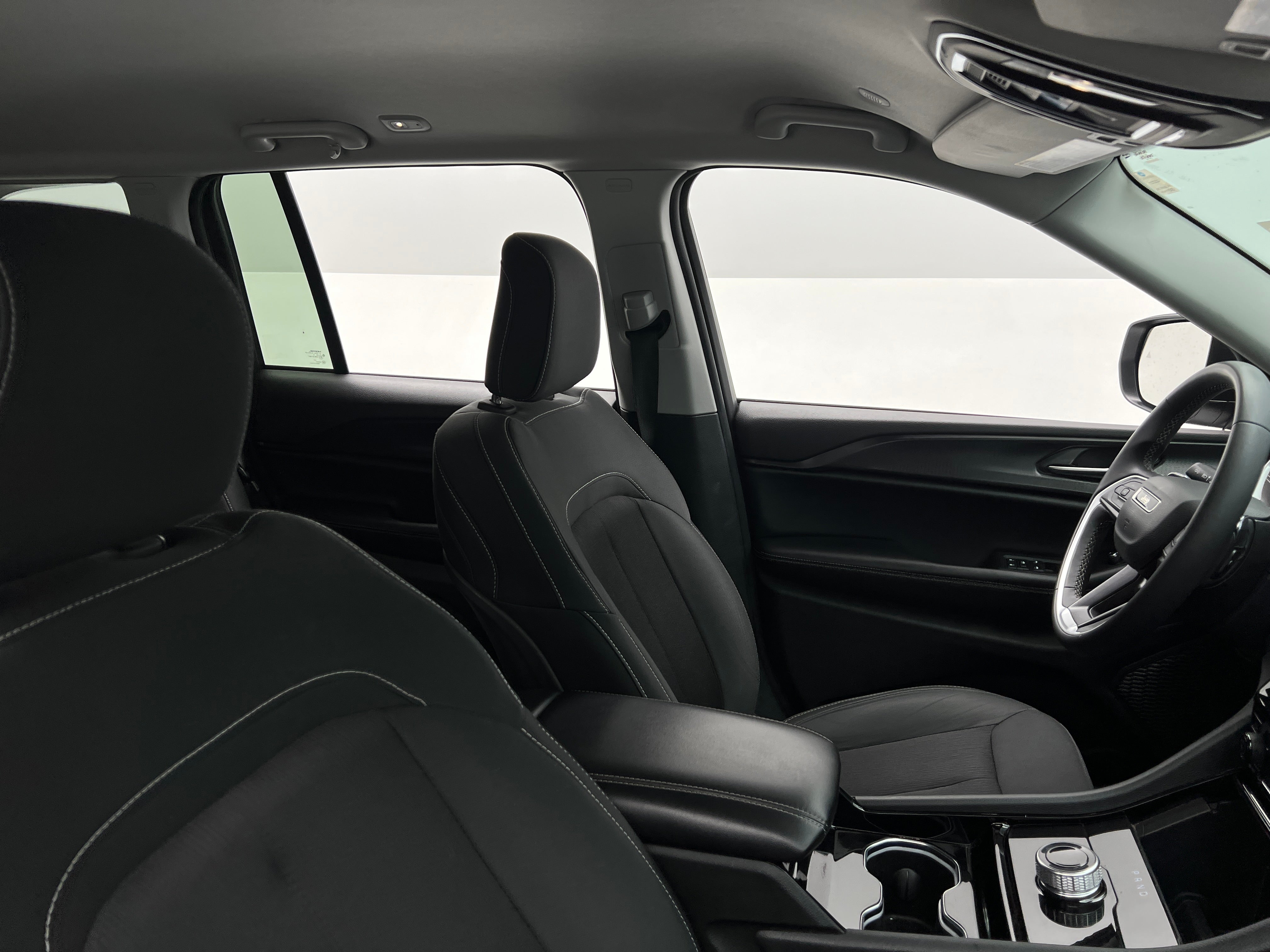 2023 Jeep Grand Cherokee Laredo 2