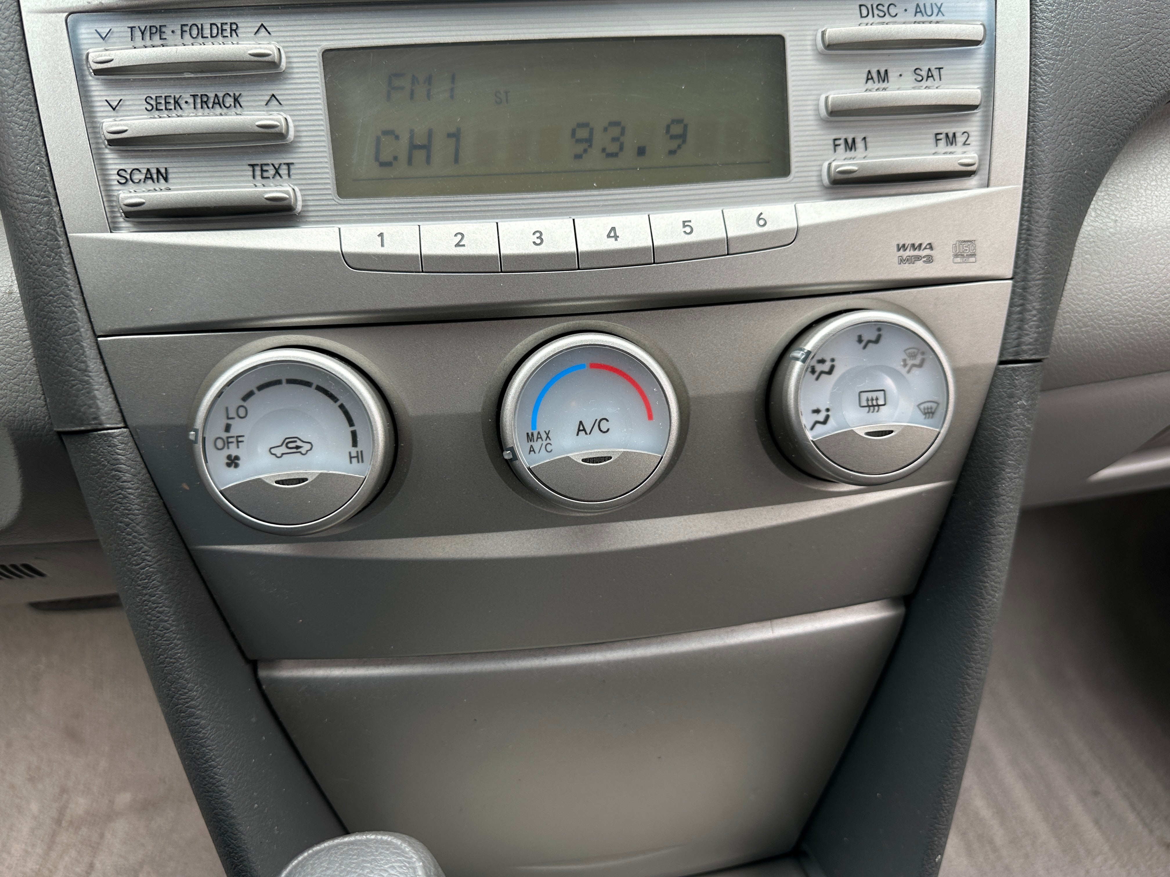 2011 Toyota Camry LE 4