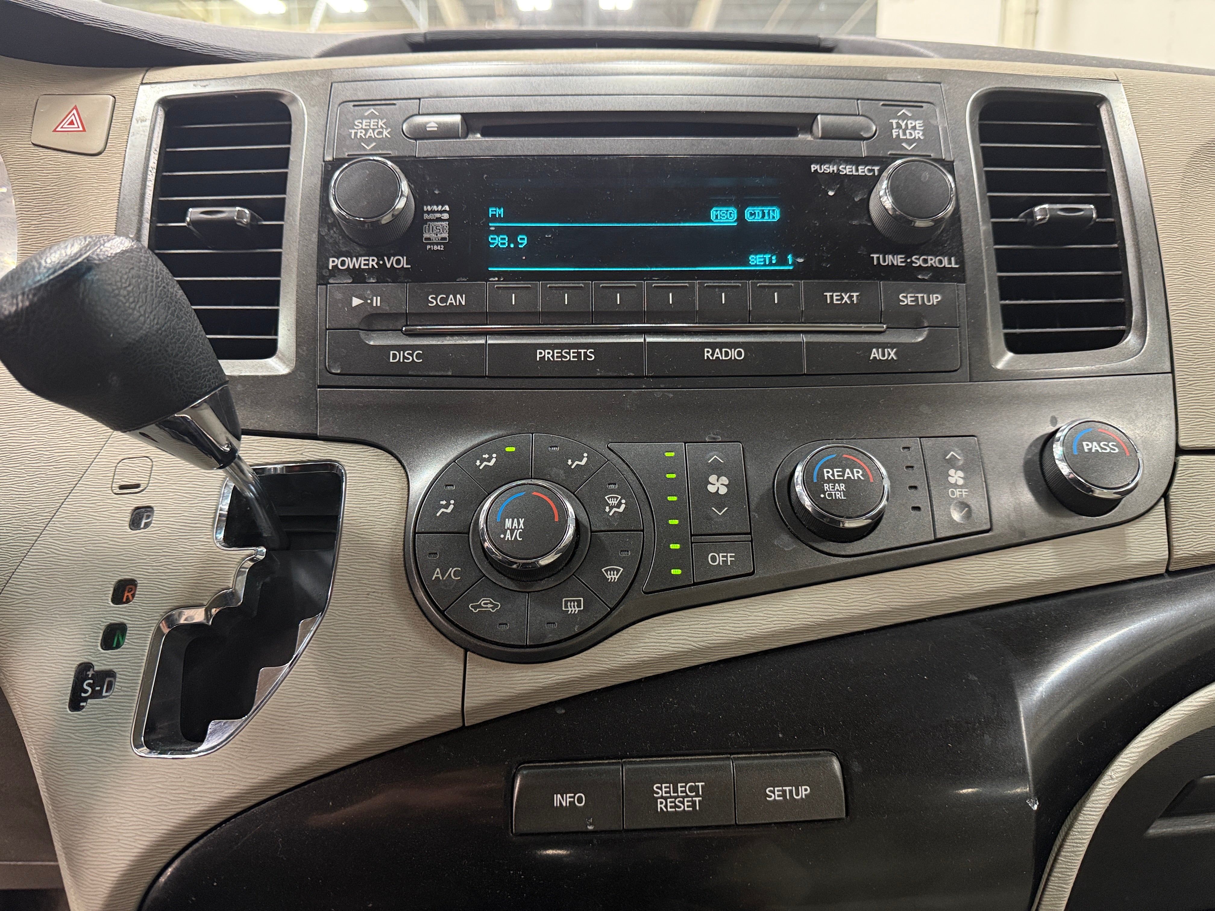 2011 Toyota Sienna LE 4