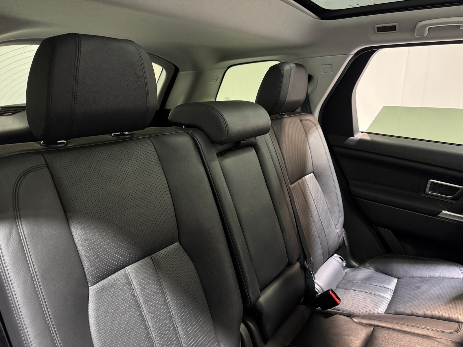 Thumbnail: 2017 Land Rover Discovery Sport - 6