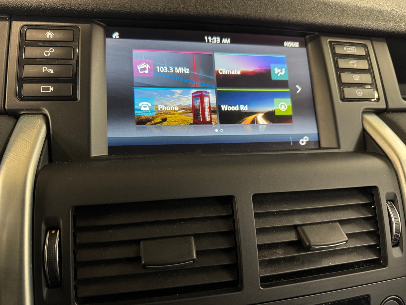 Thumbnail: 2017 Land Rover Discovery Sport - 4