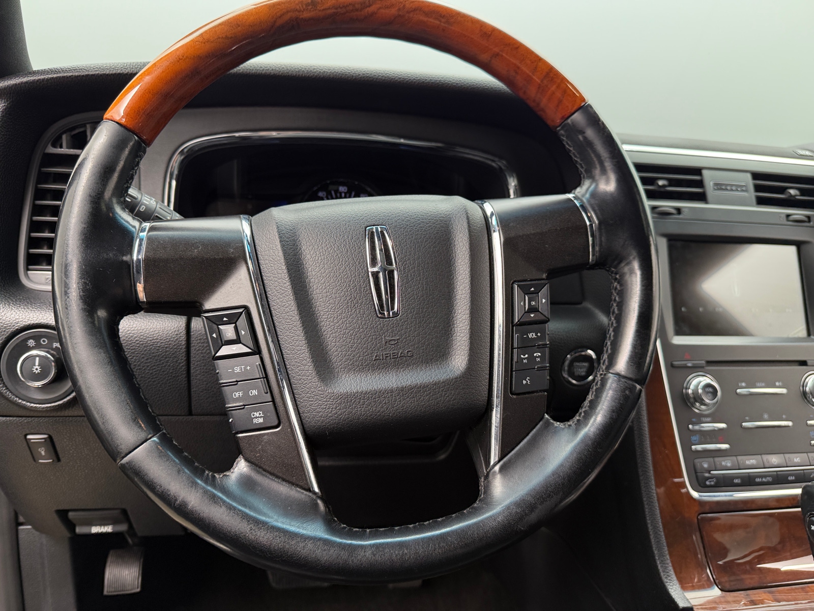 Thumbnail: 2017 Lincoln Navigator L - 4