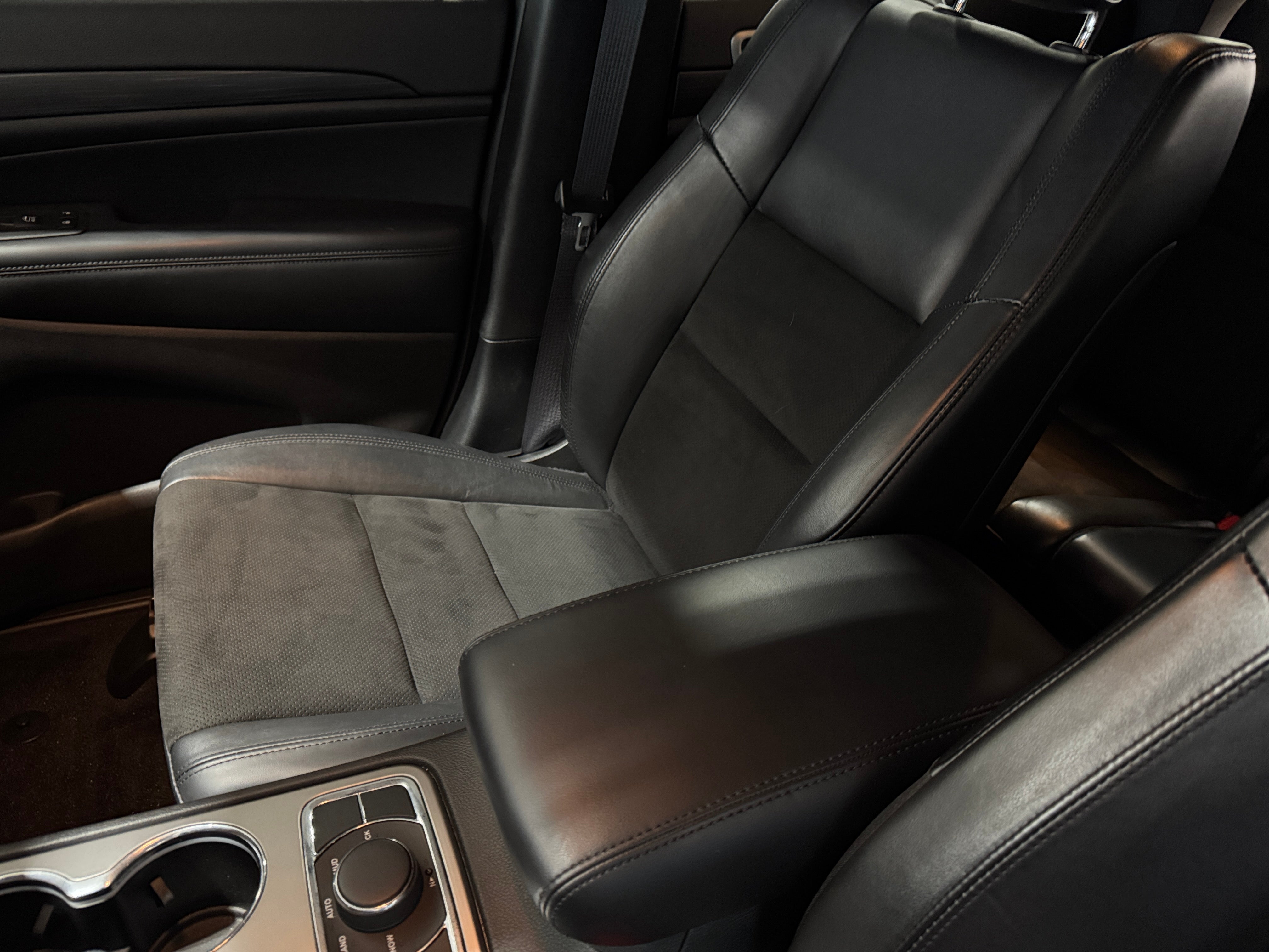 2022 Jeep Grand Cherokee Laredo 2
