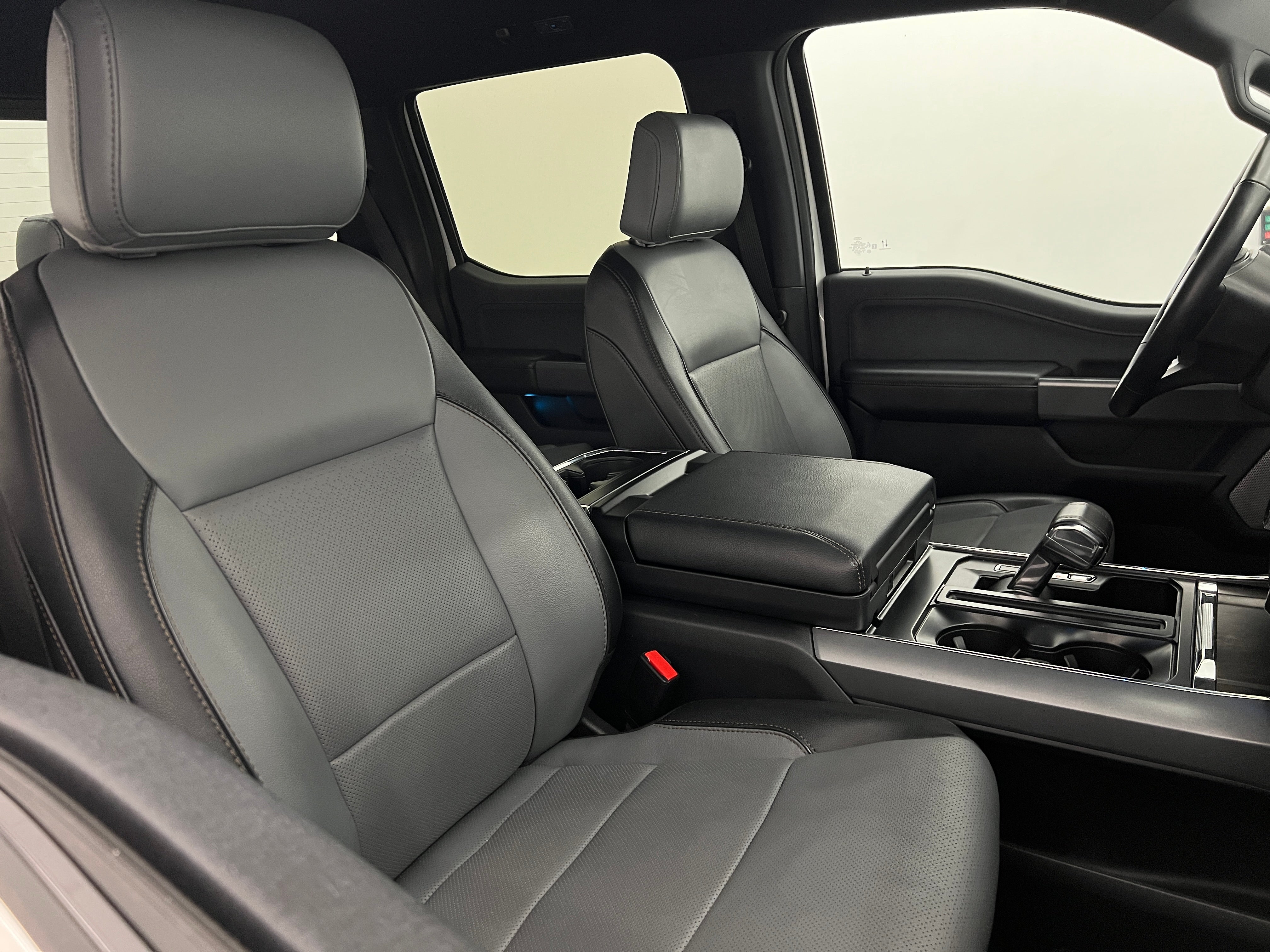 2022 Ford F-150 Lightning Lariat 2