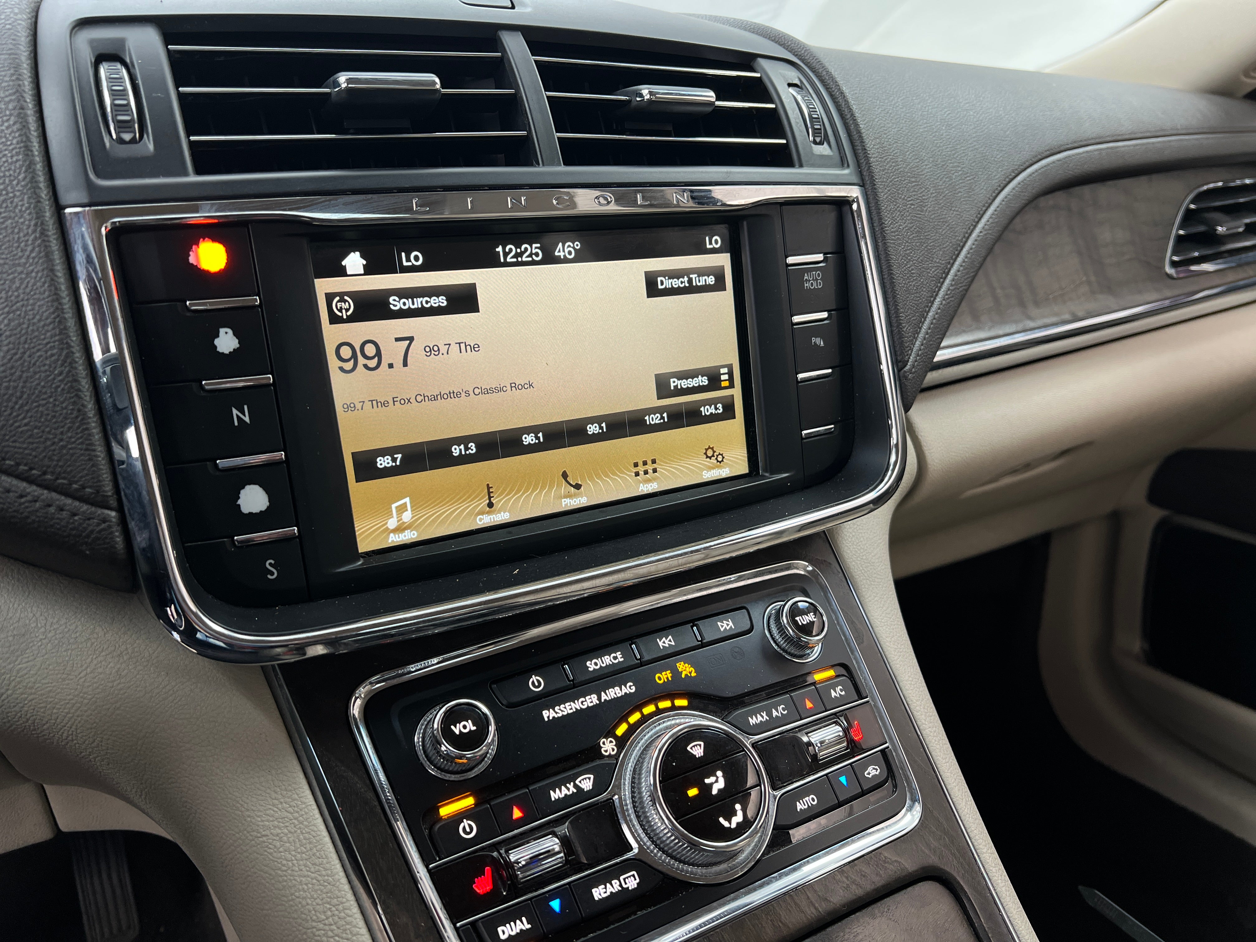 2017 Lincoln Continental Premiere 3
