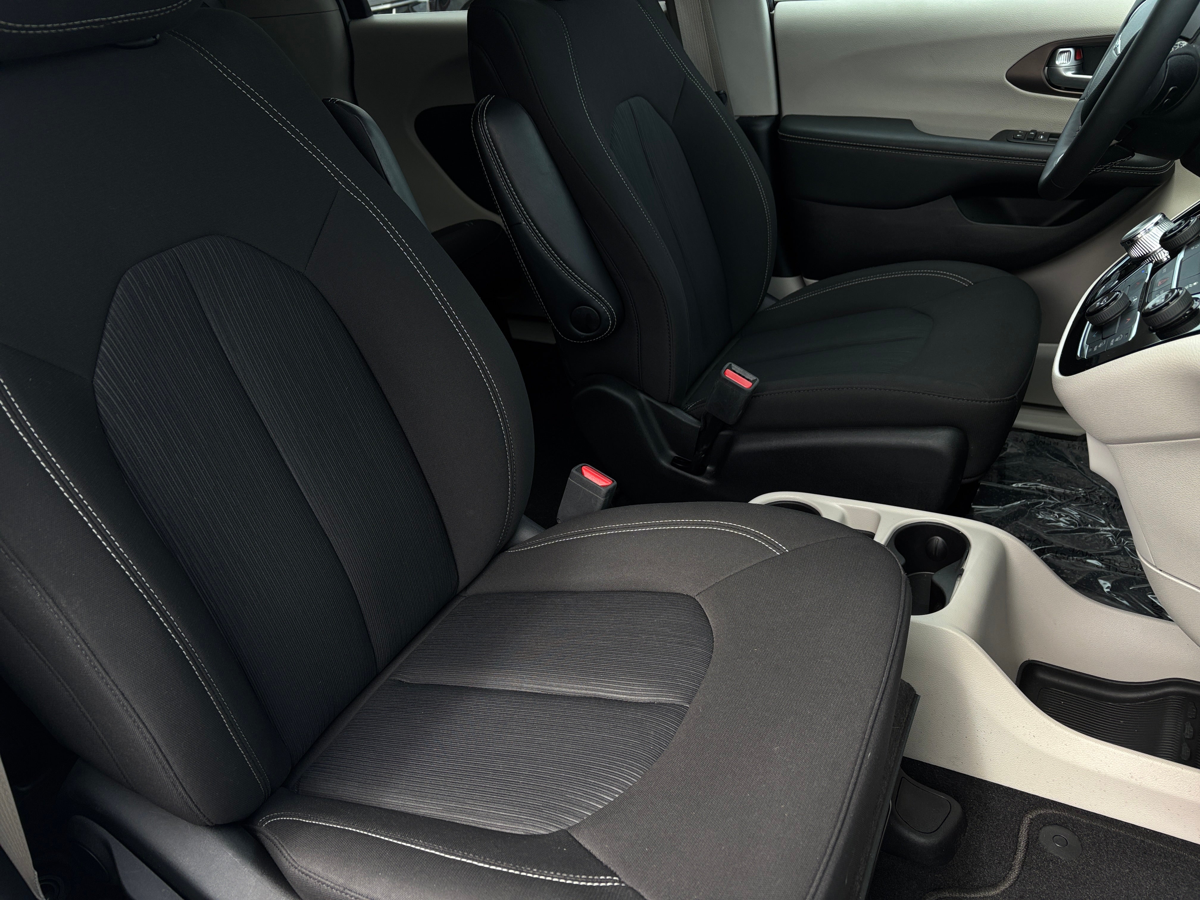 2024 Chrysler Voyager LX 2