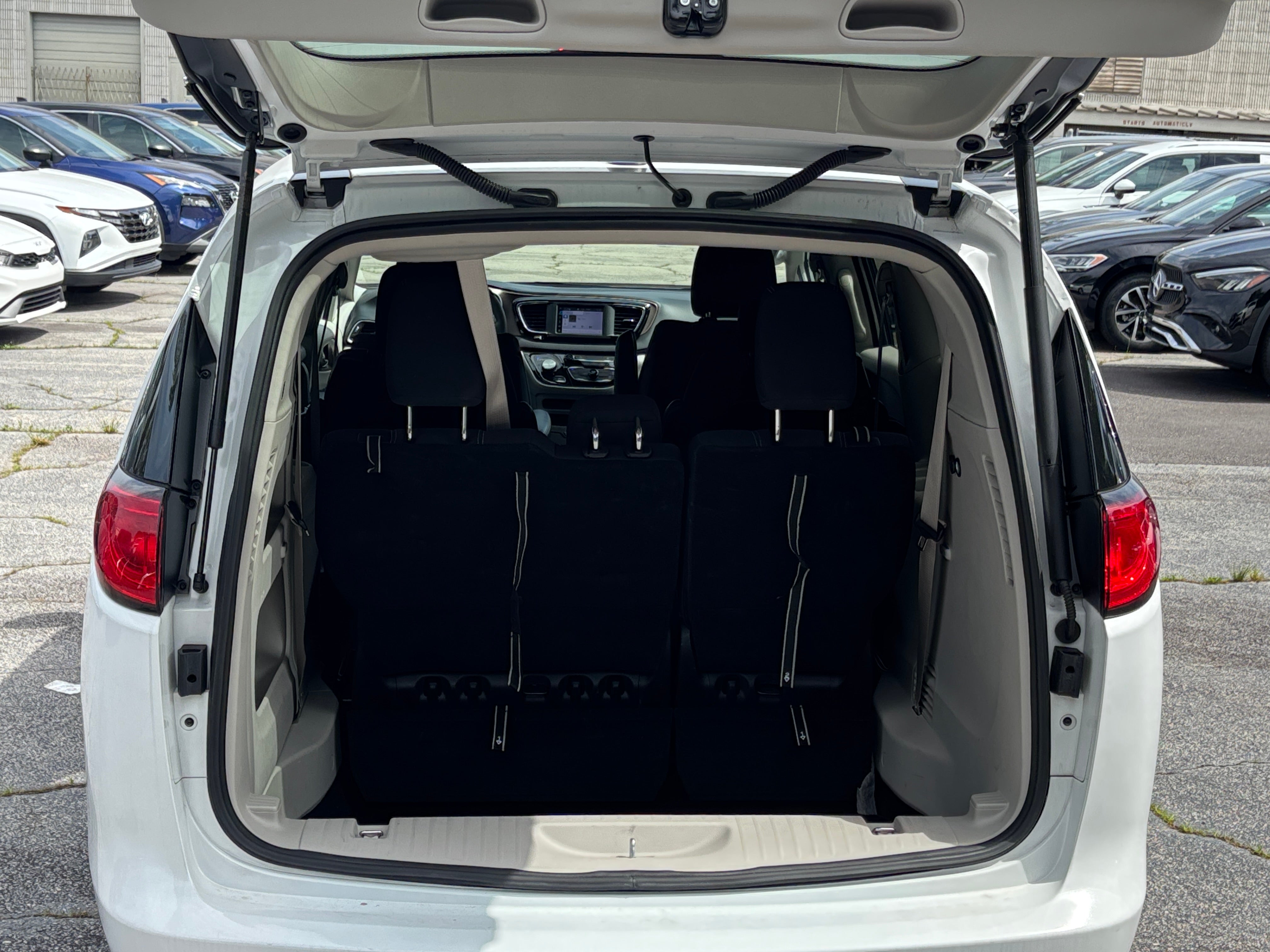 2024 Chrysler Voyager LX 7