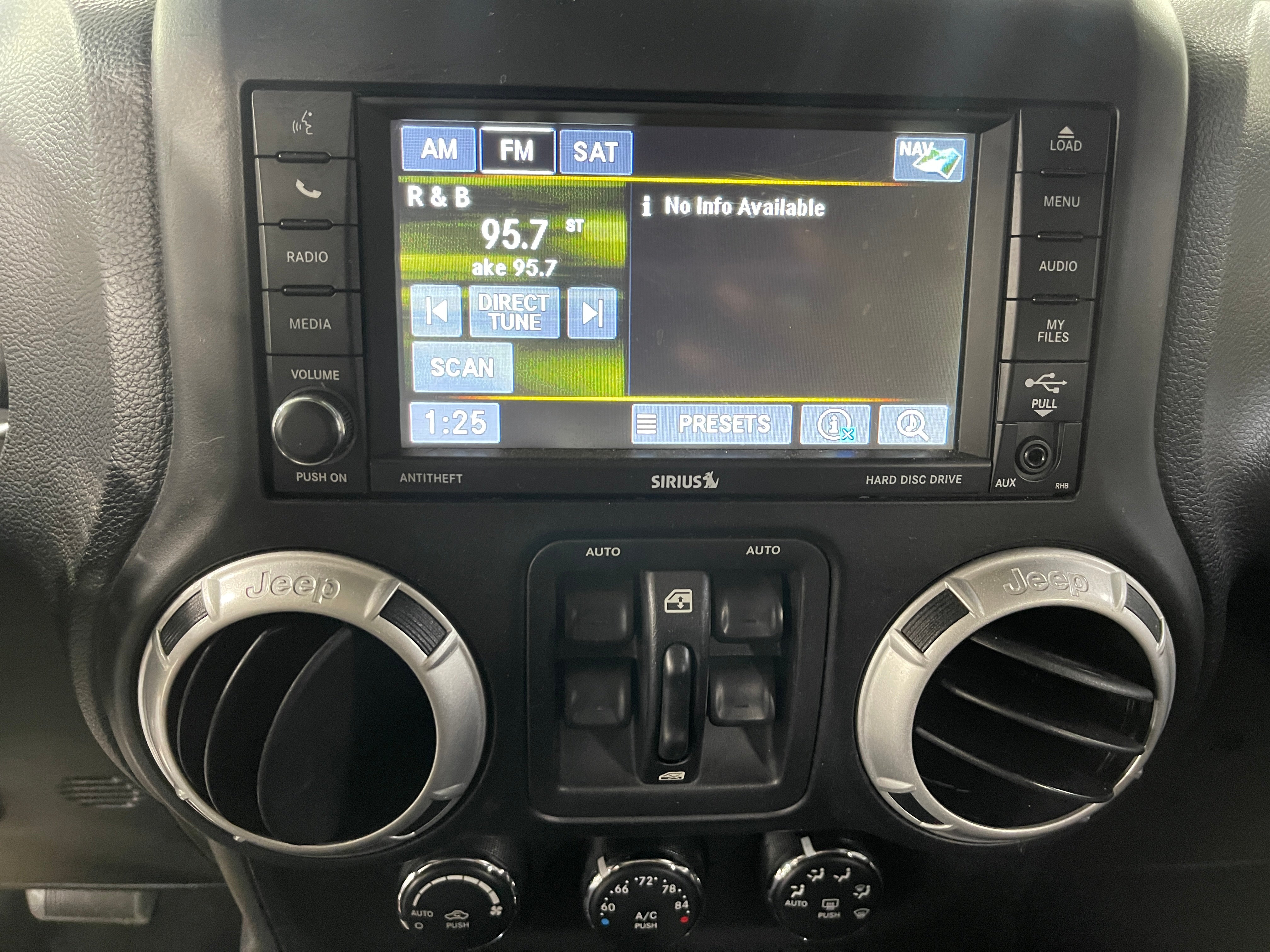 2013 Jeep Wrangler Unlimited Sahara 4