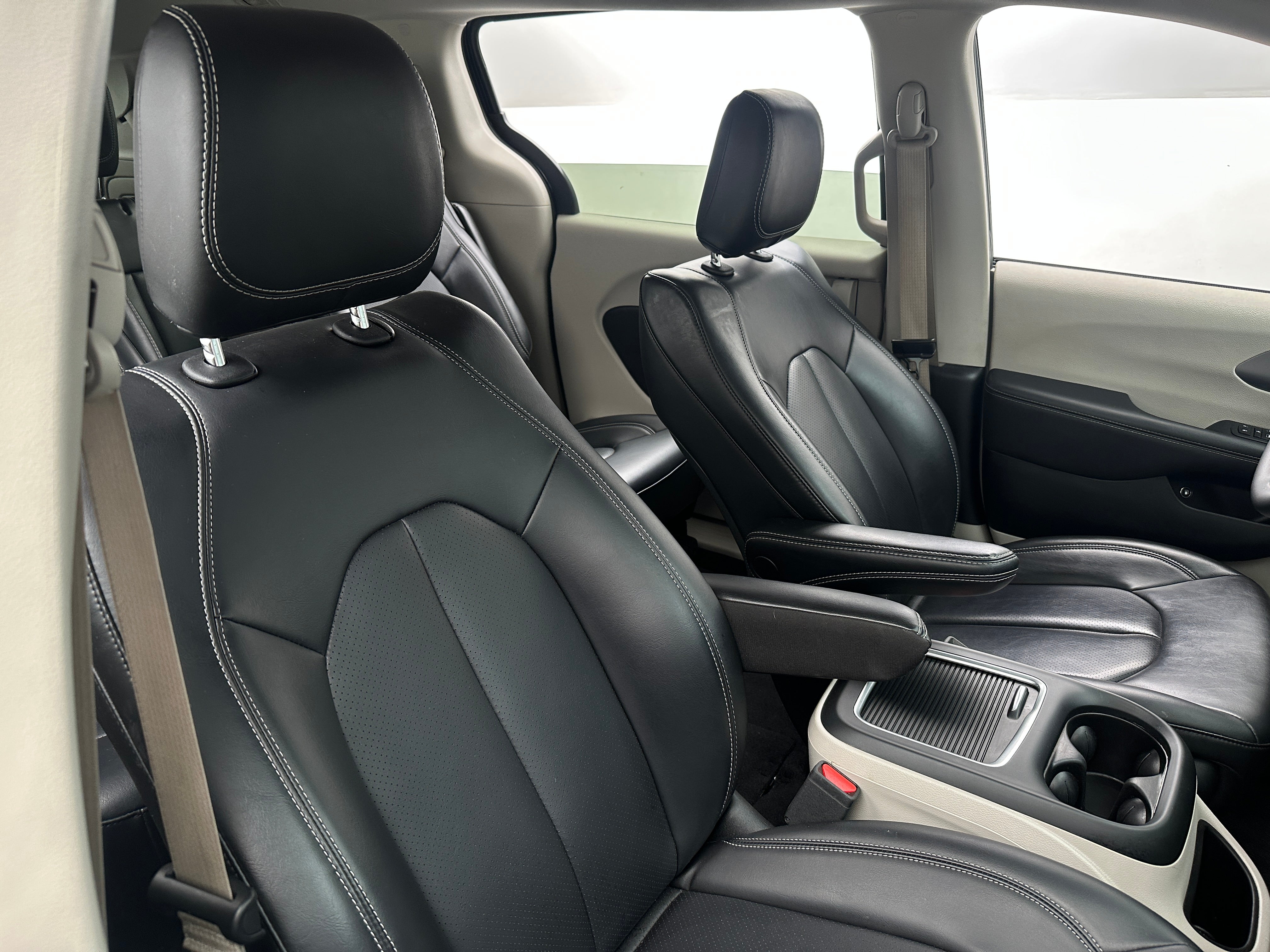 2024 Chrysler Pacifica Hybrid Select 2