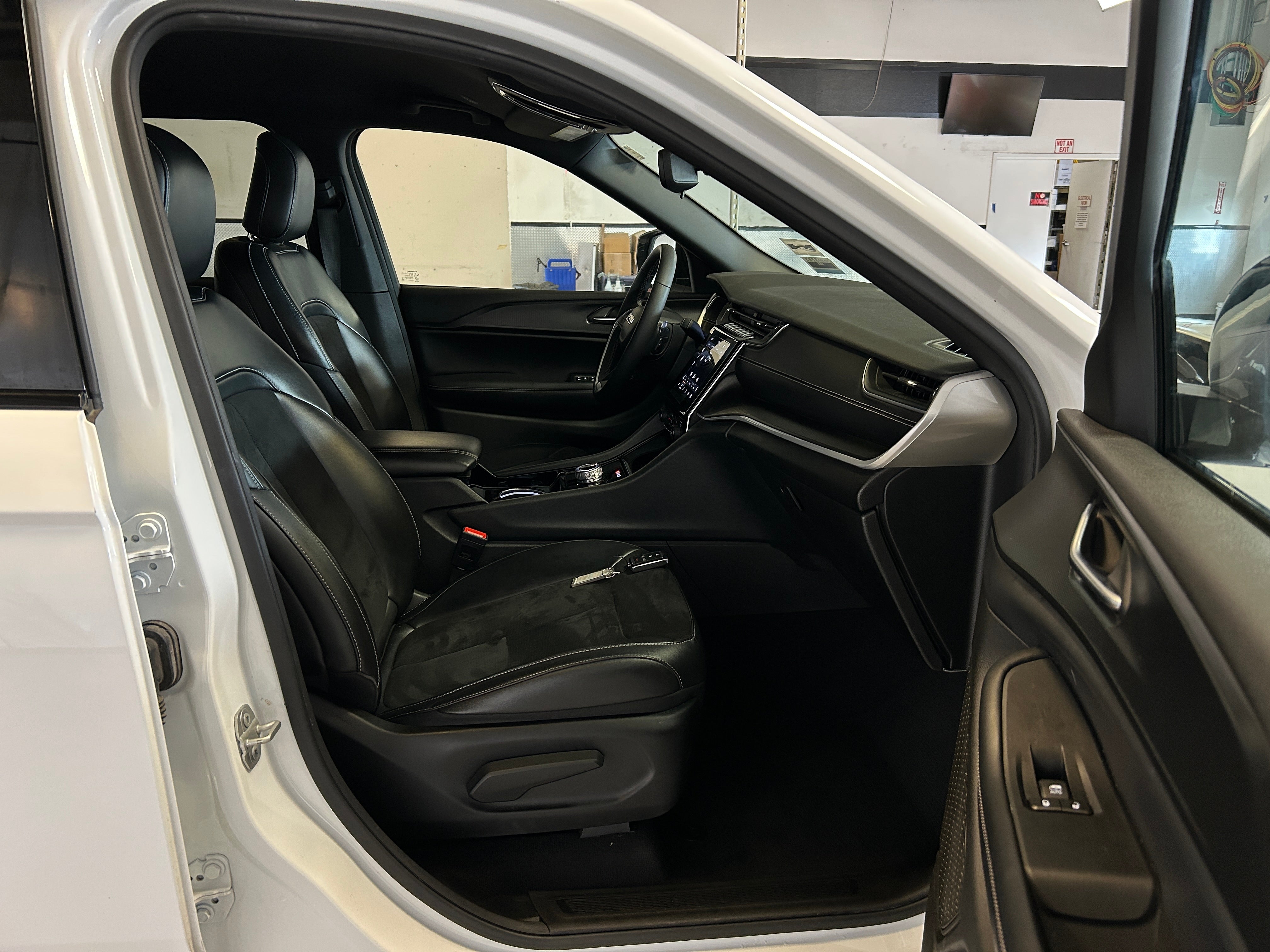 2023 Jeep Grand Cherokee L Altitude 2