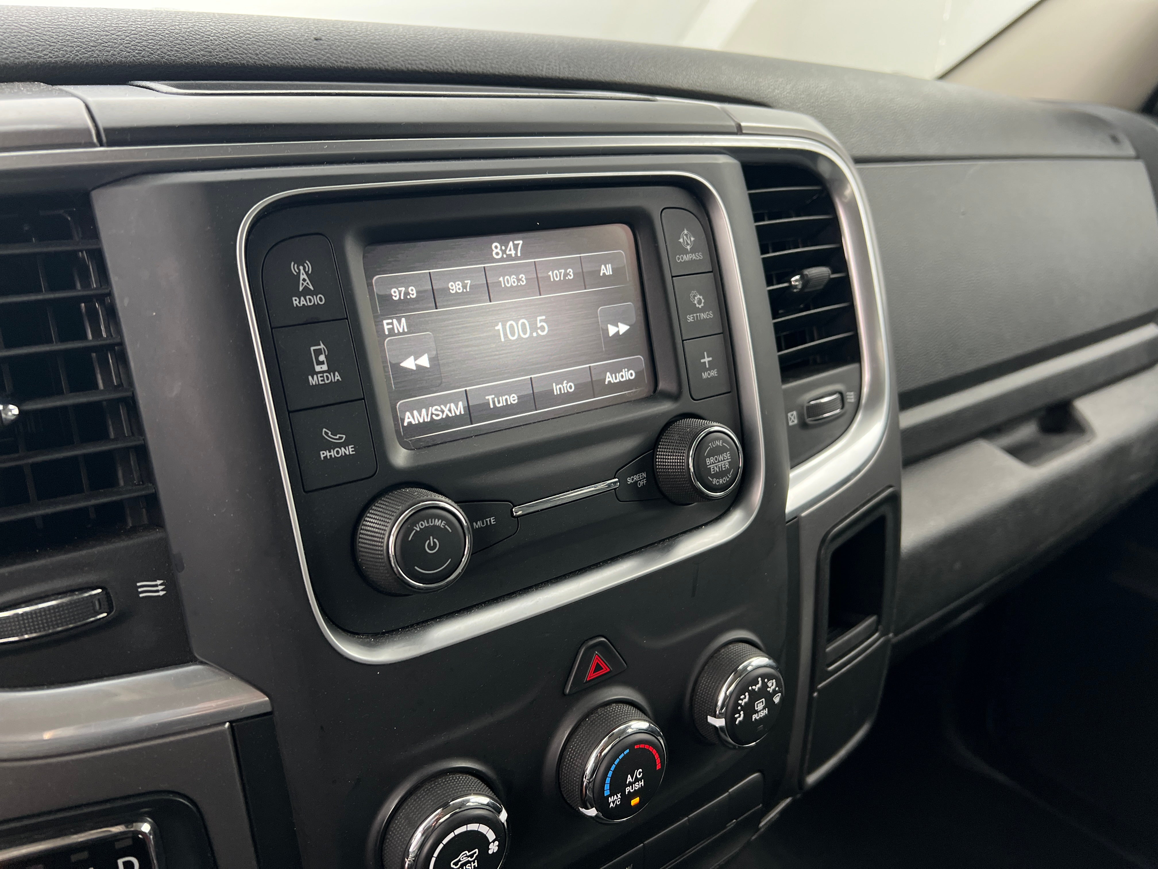 2022 RAM 1500 Classic SLT 4