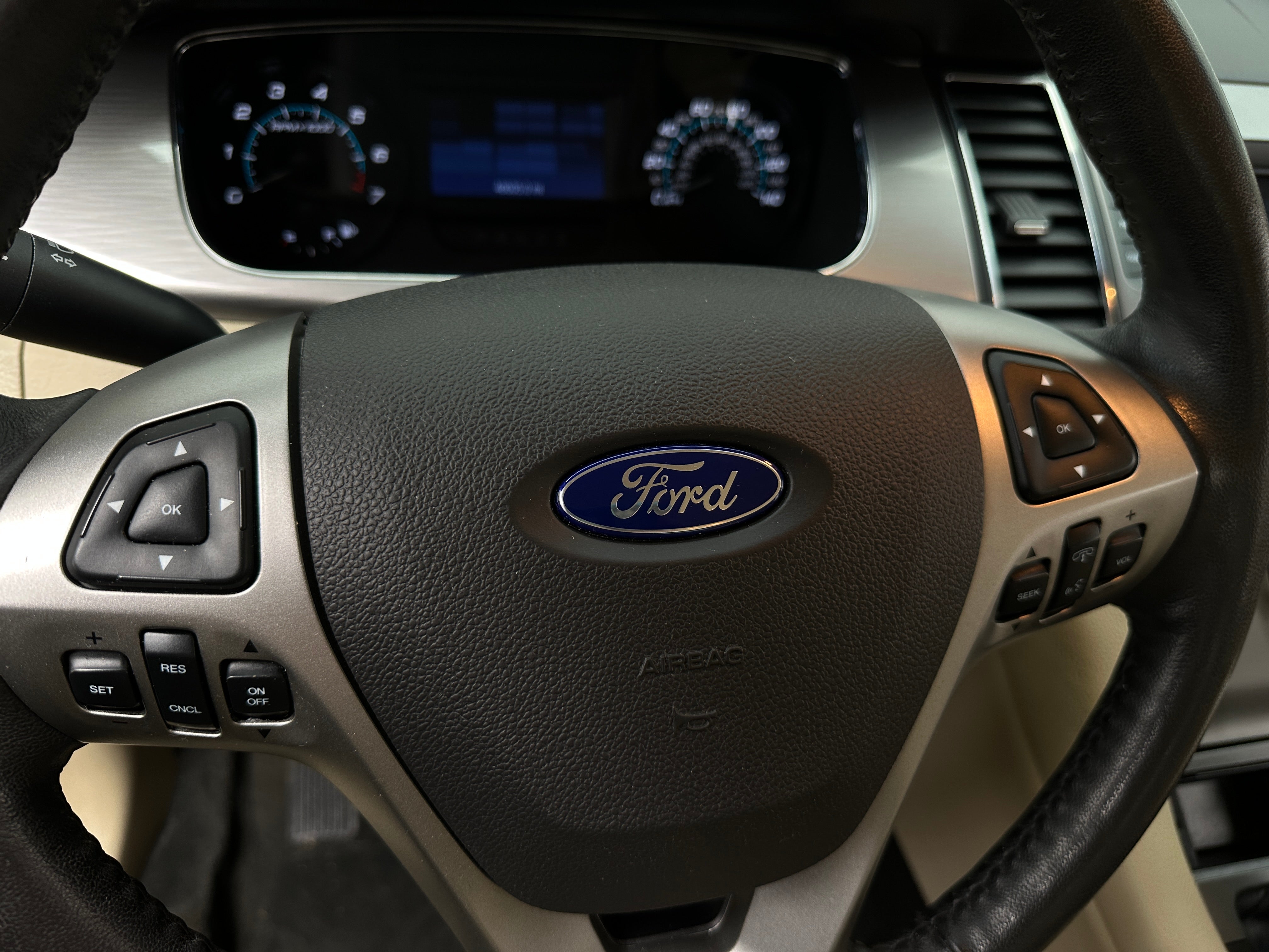 2015 Ford Taurus SEL 4