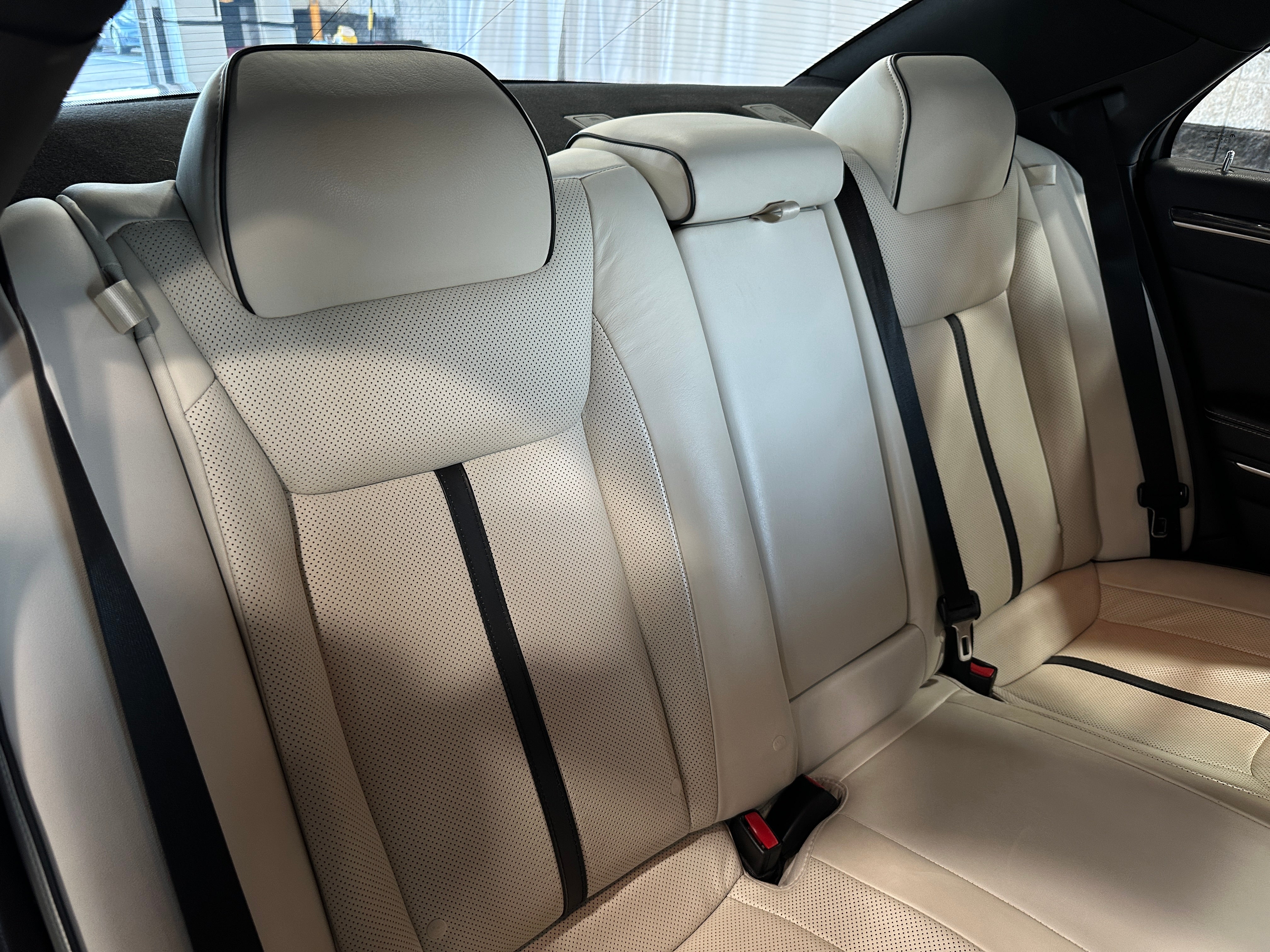 2014 Chrysler 300  6