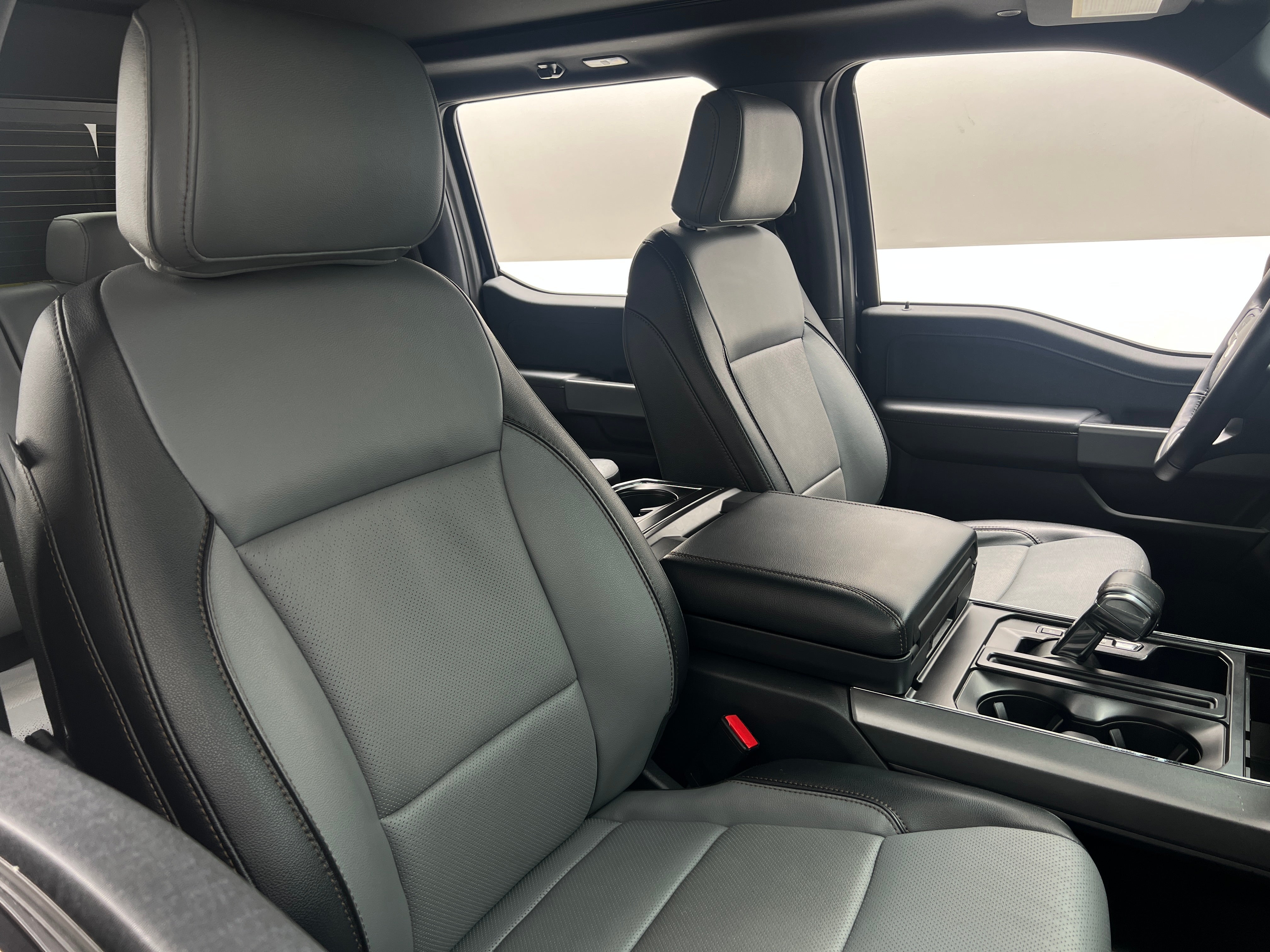 2022 Ford F-150 Lightning Lariat 2