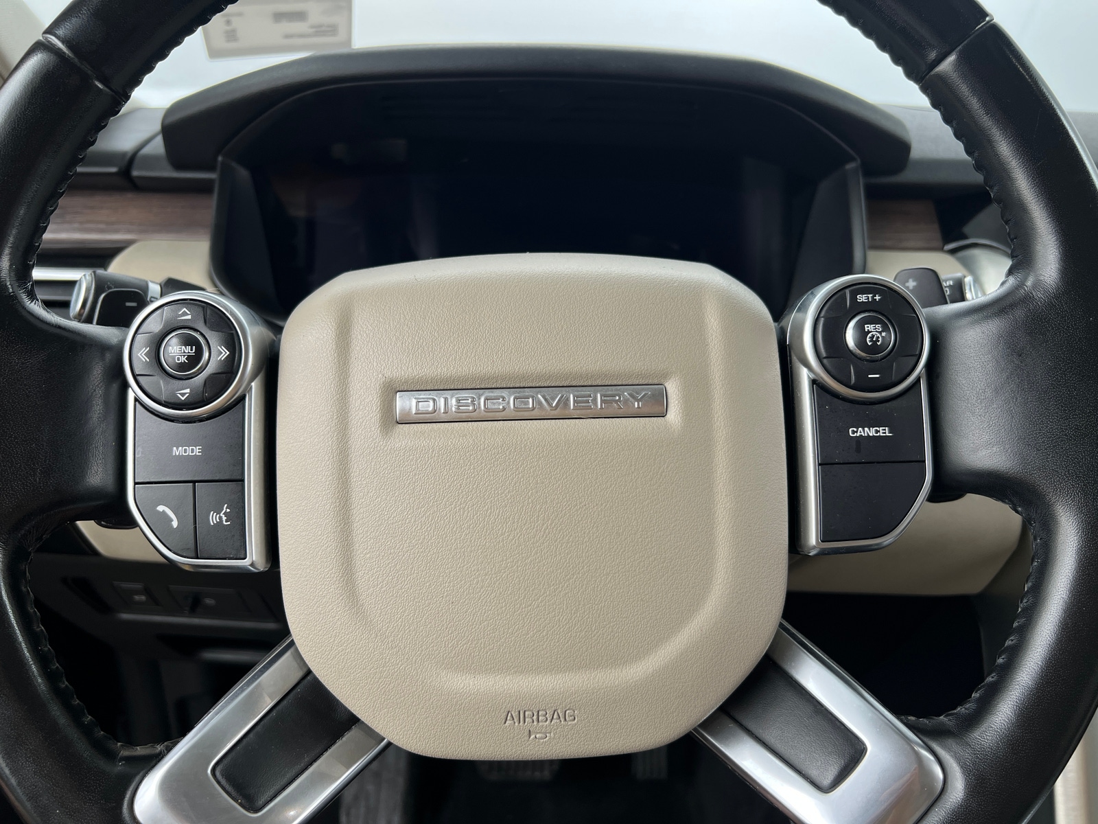 Thumbnail: 2018 Land Rover Discovery - 4