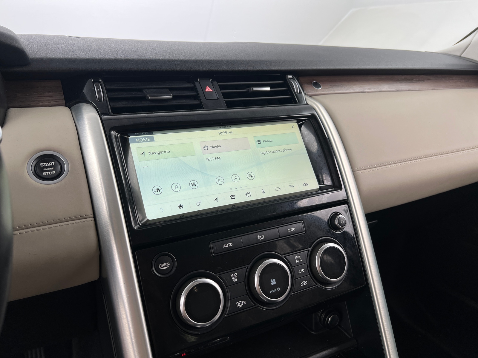 Thumbnail: 2018 Land Rover Discovery - 3