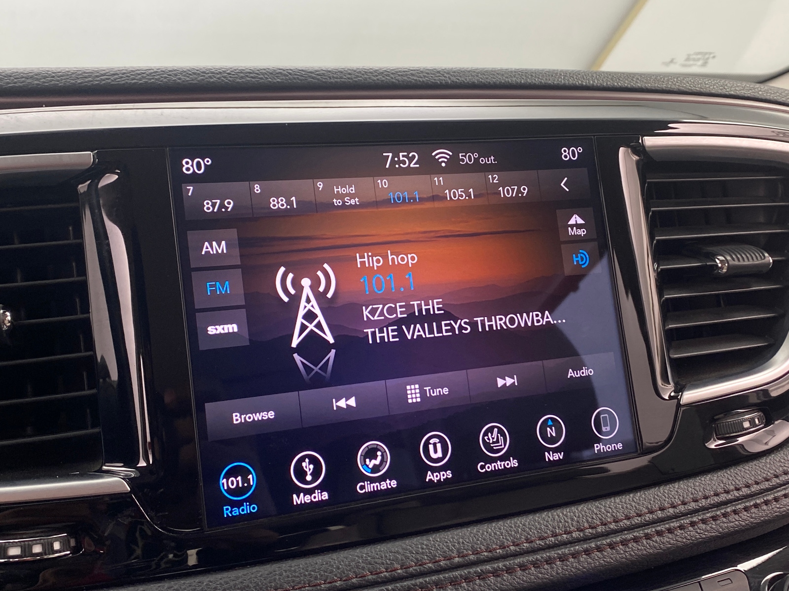 Thumbnail: 2019 Chrysler Pacifica - 3