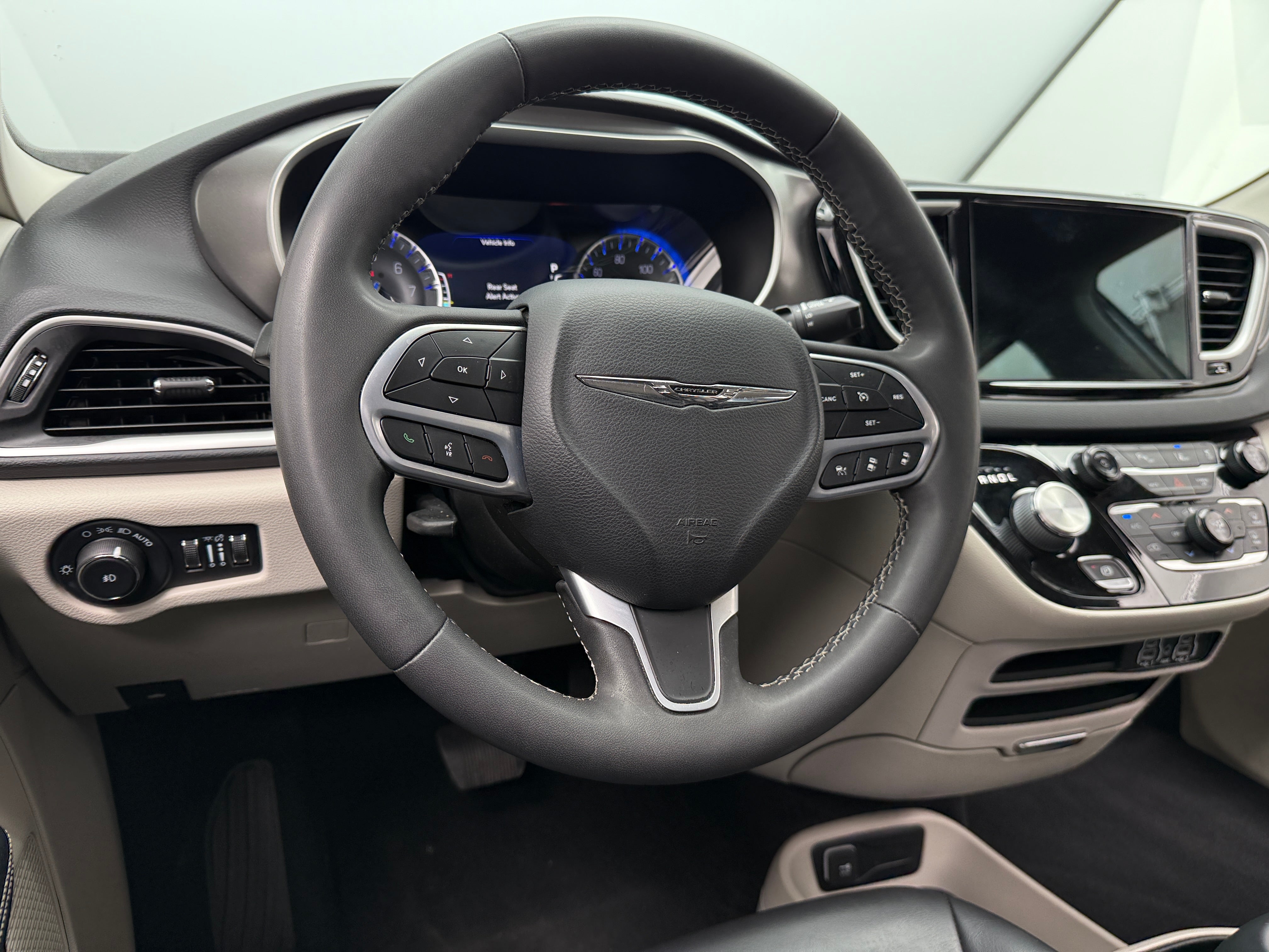 2023 Chrysler Pacifica Touring L 4