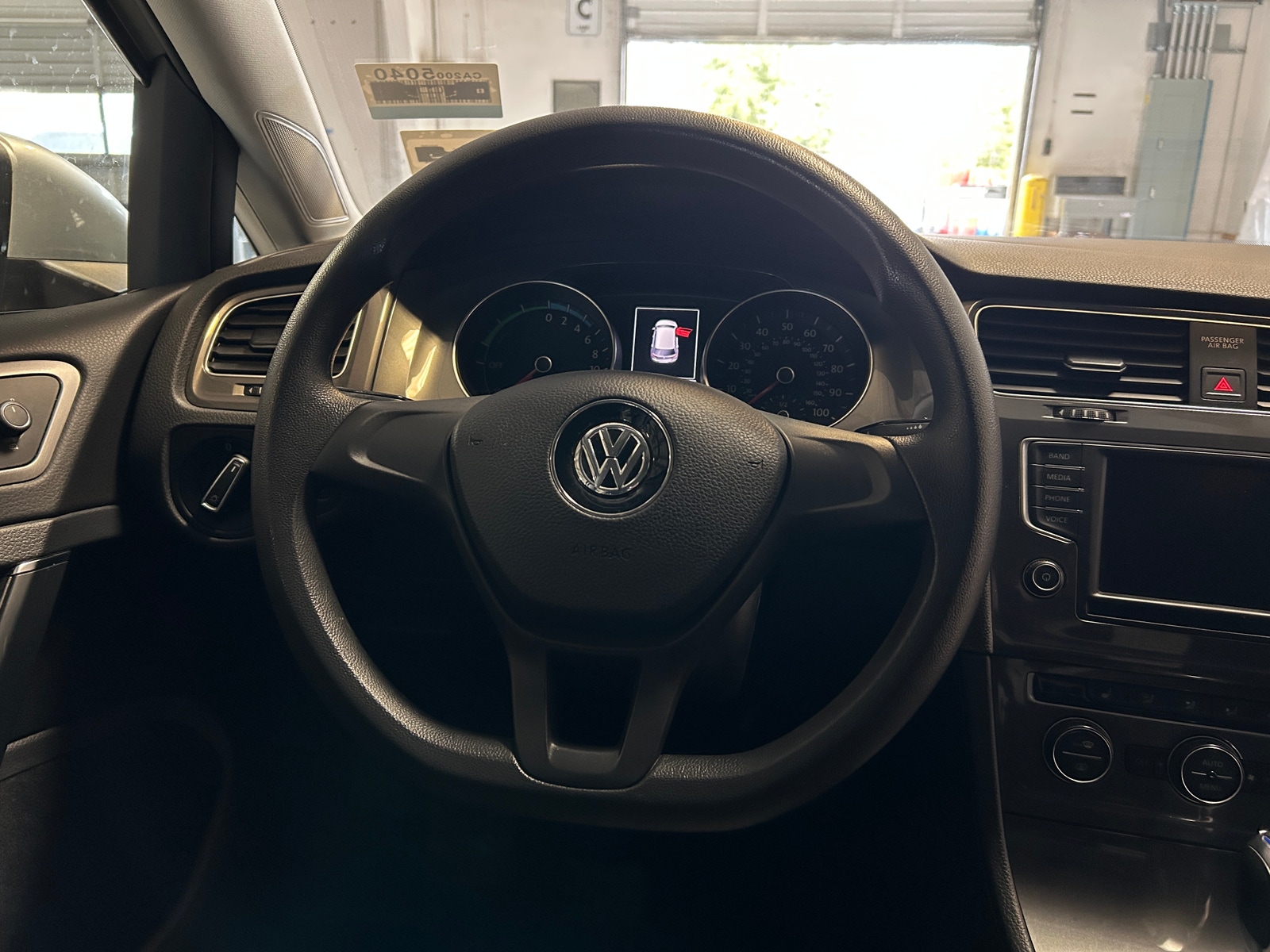 Thumbnail: 2016 Volkswagen e-Golf - 5