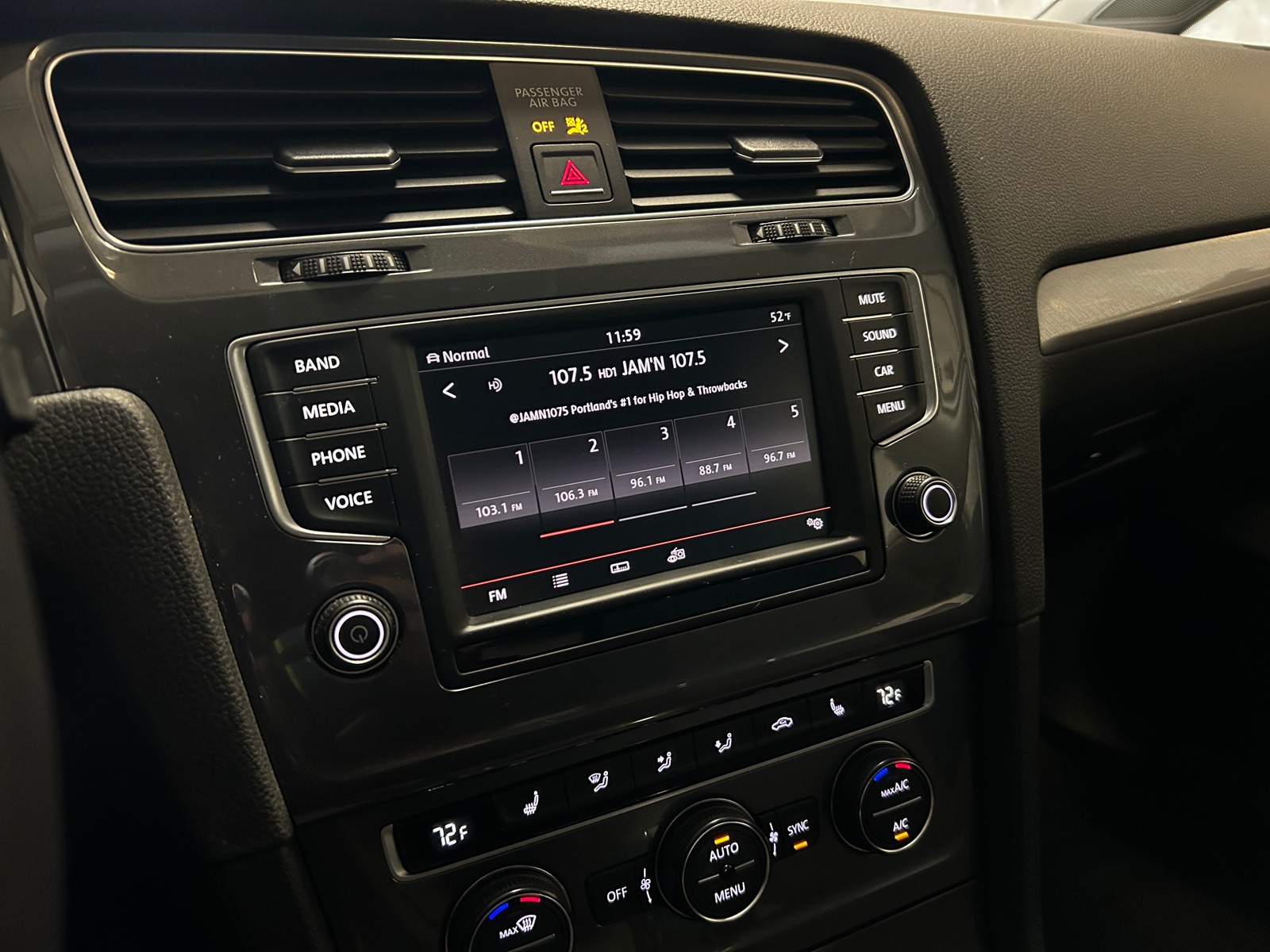 Thumbnail: 2016 Volkswagen e-Golf - 4