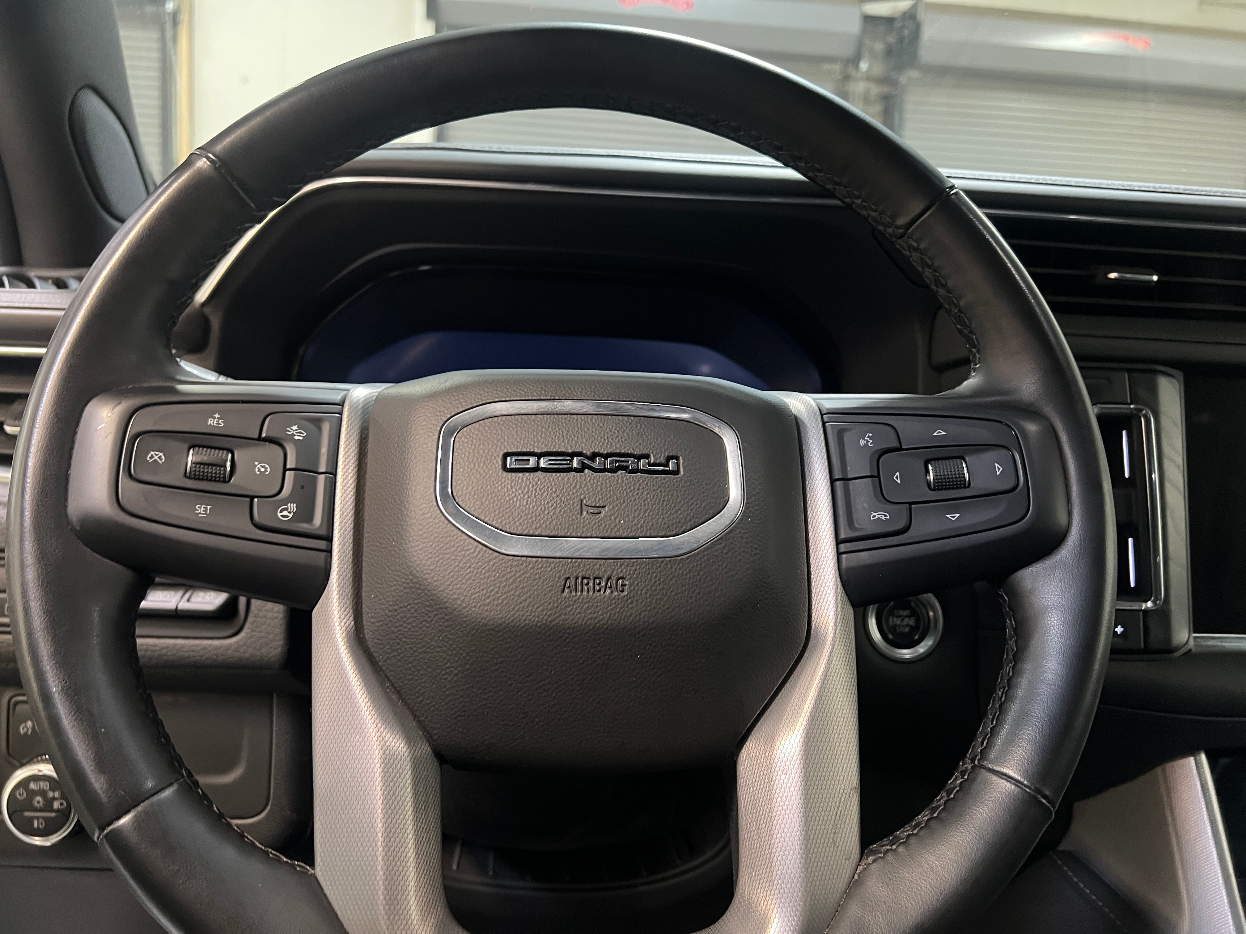 2023 GMC Yukon XL Denali 4