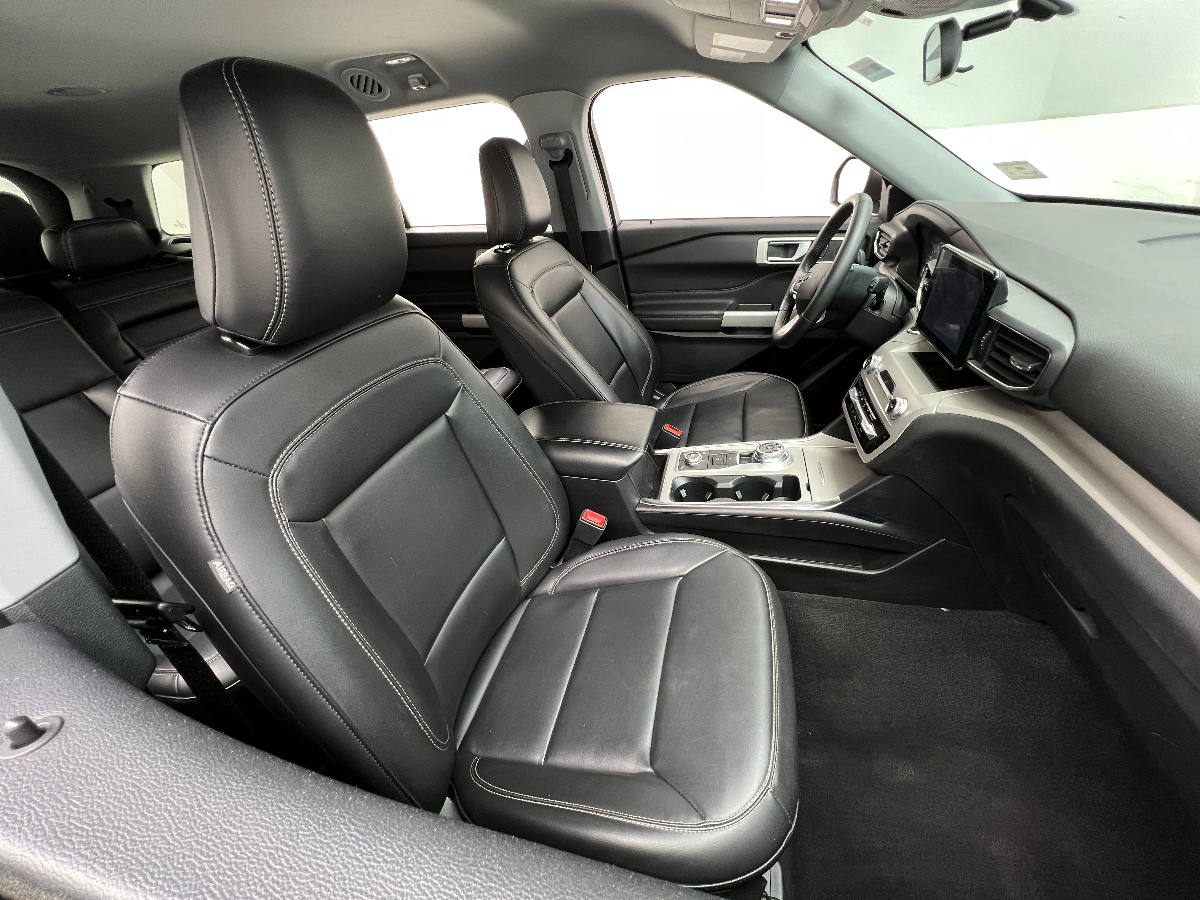 2024 Ford Explorer XLT 2