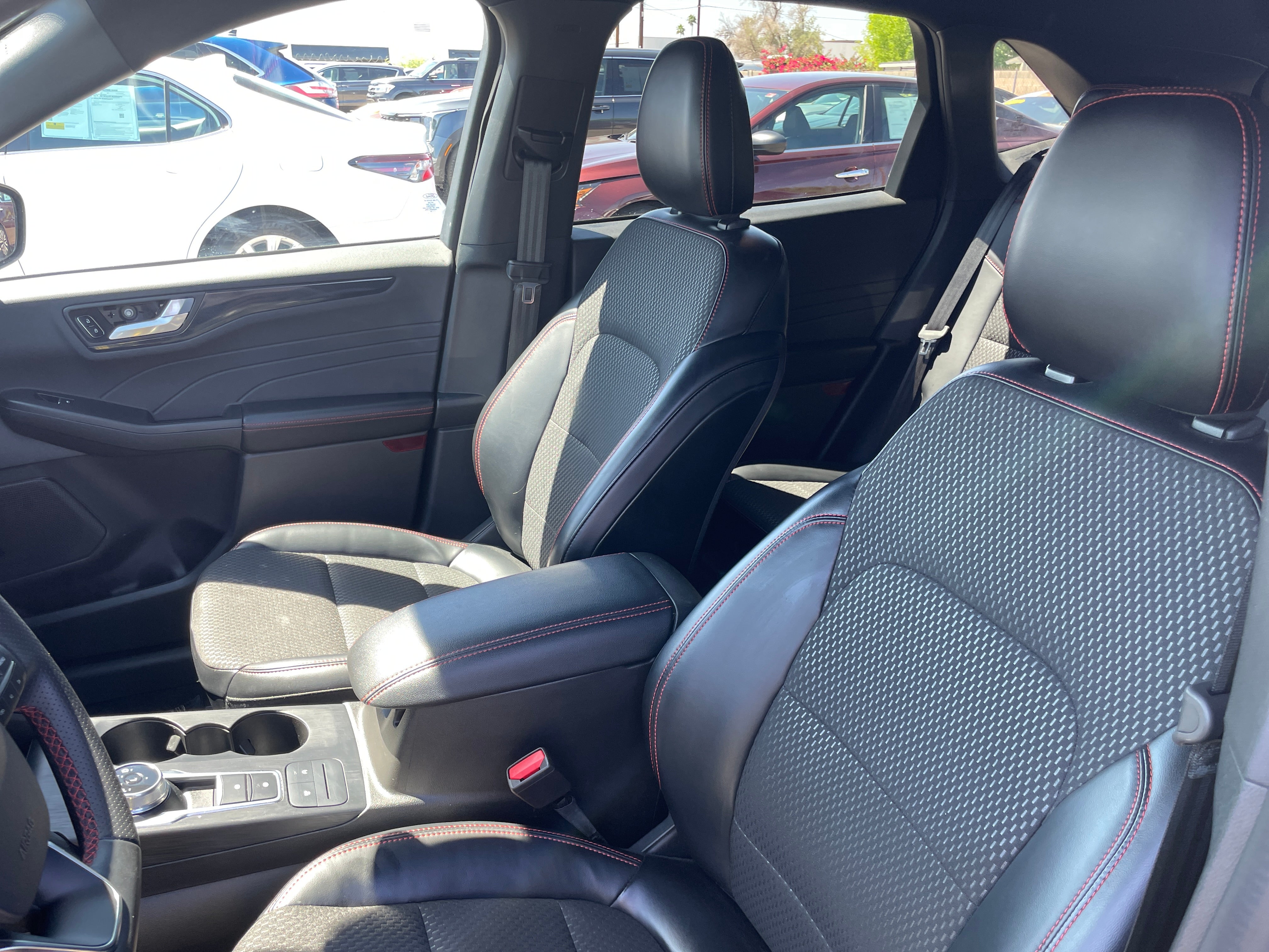 2024 Ford Escape ST-Line 2