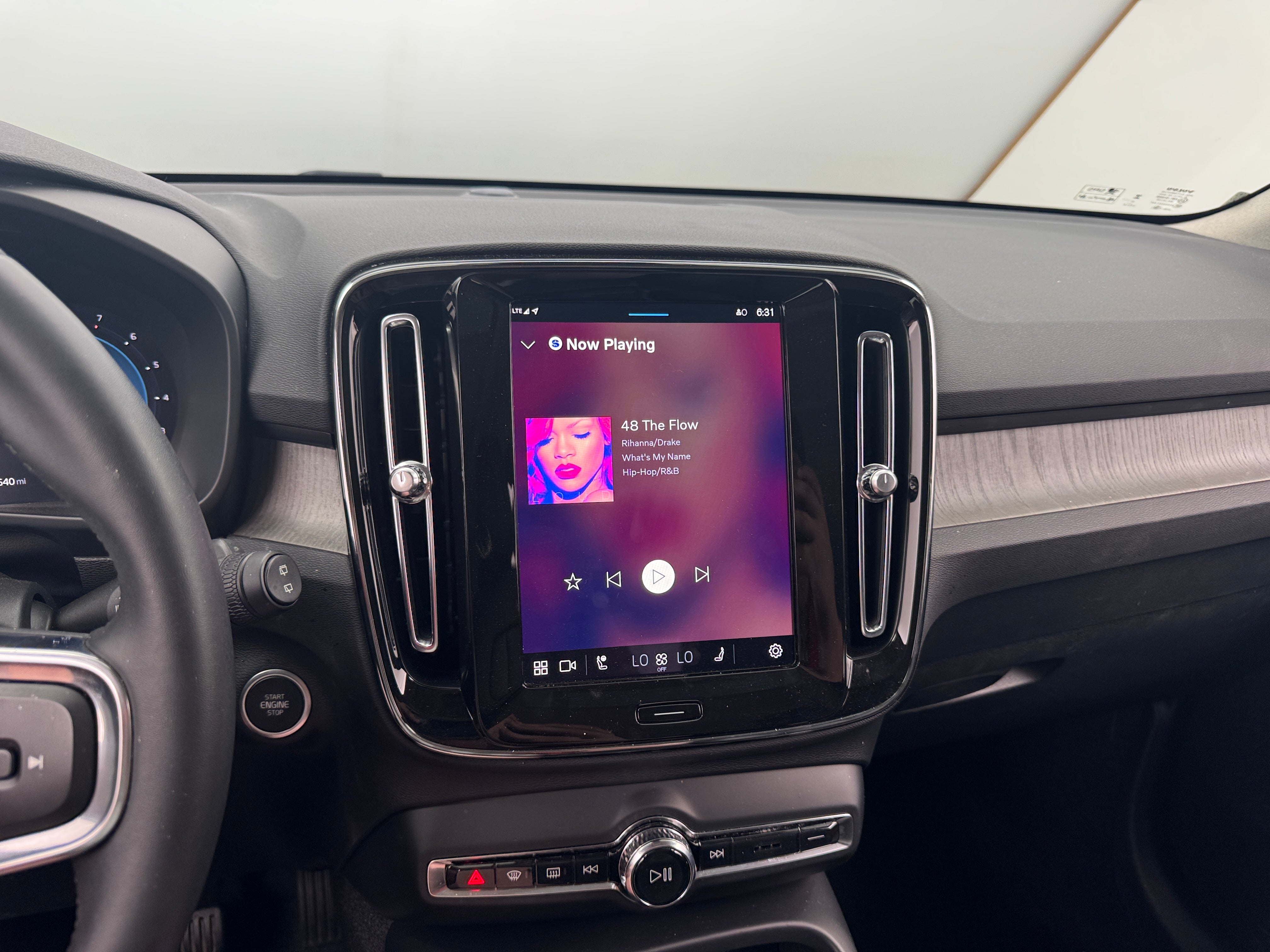 2024 Volvo XC40 B5 Core 3