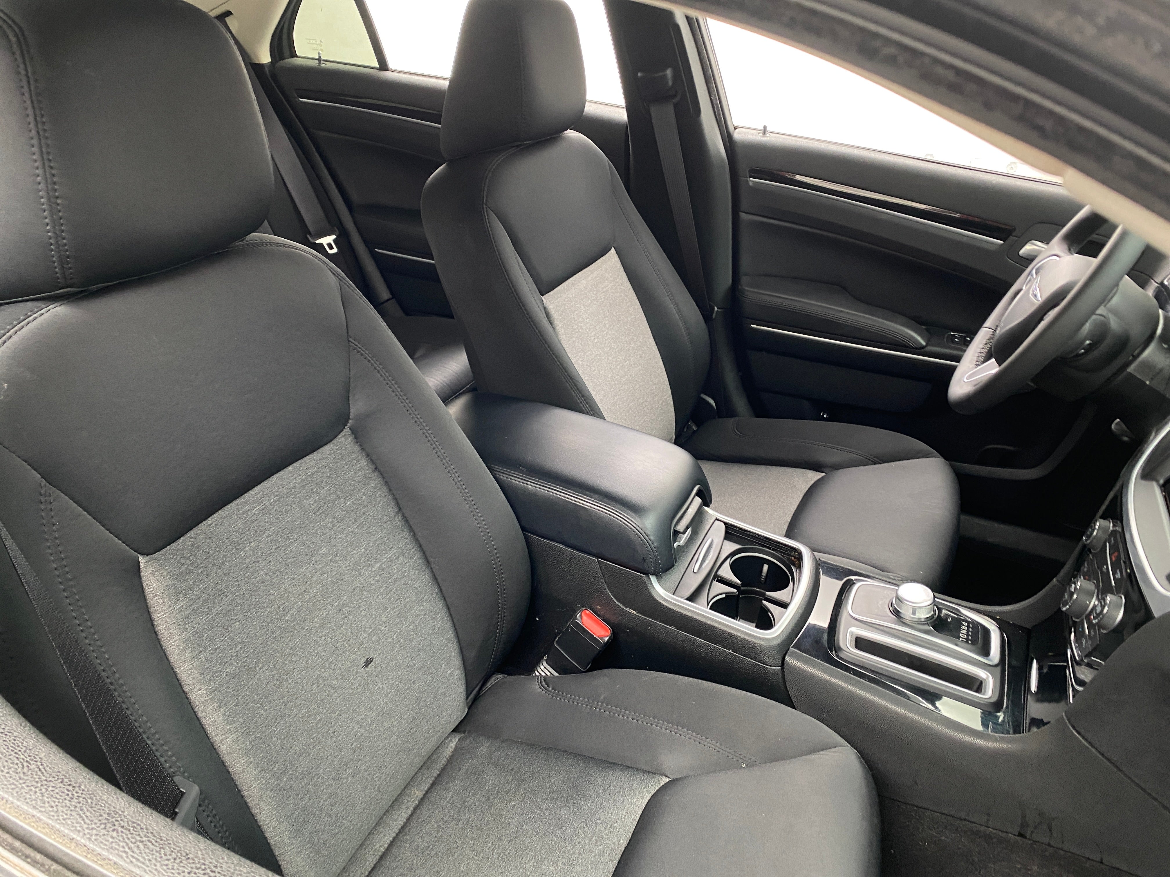 2023 Chrysler 300 Touring 2