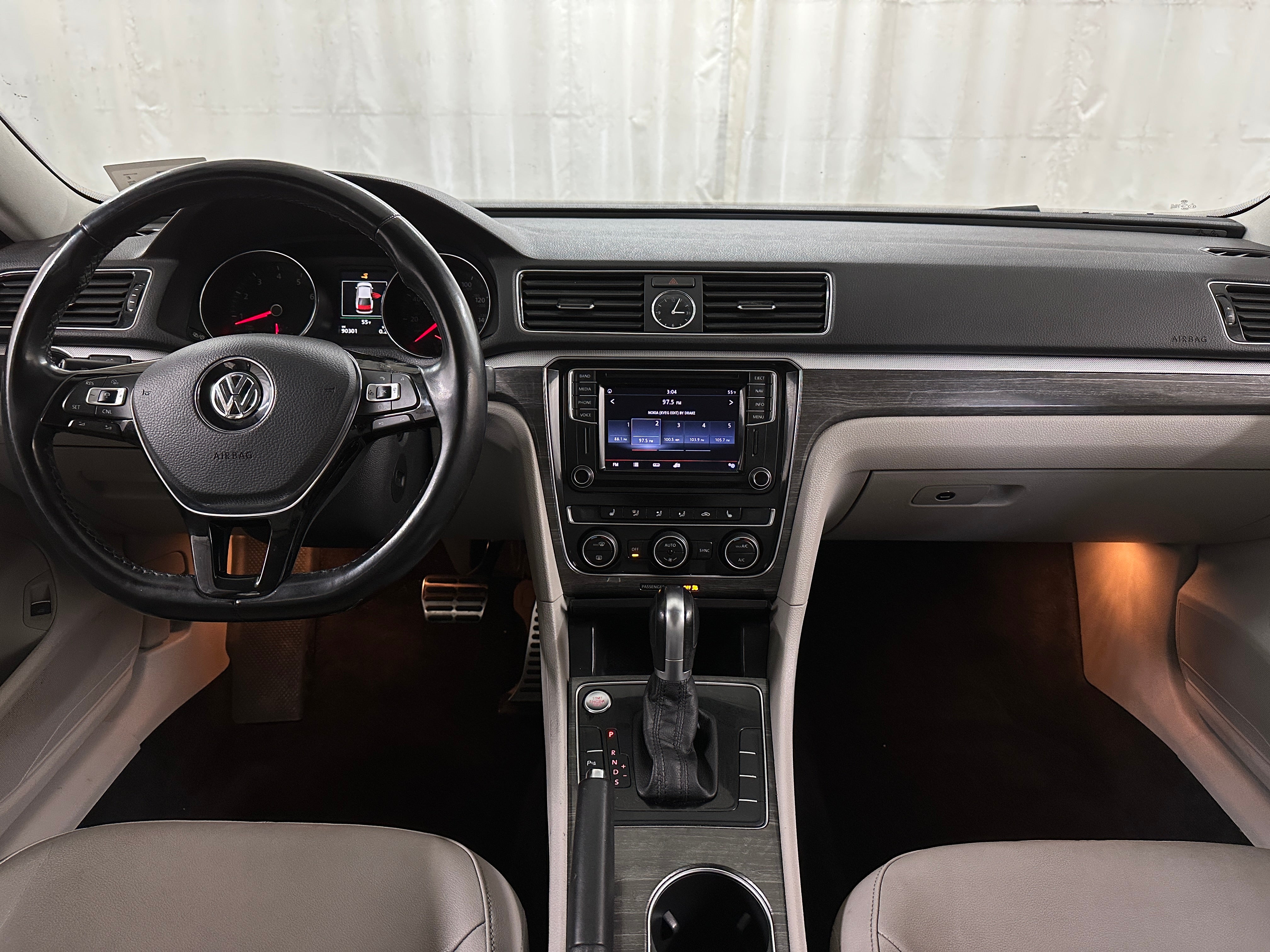 2017 Volkswagen Passat SEL 2