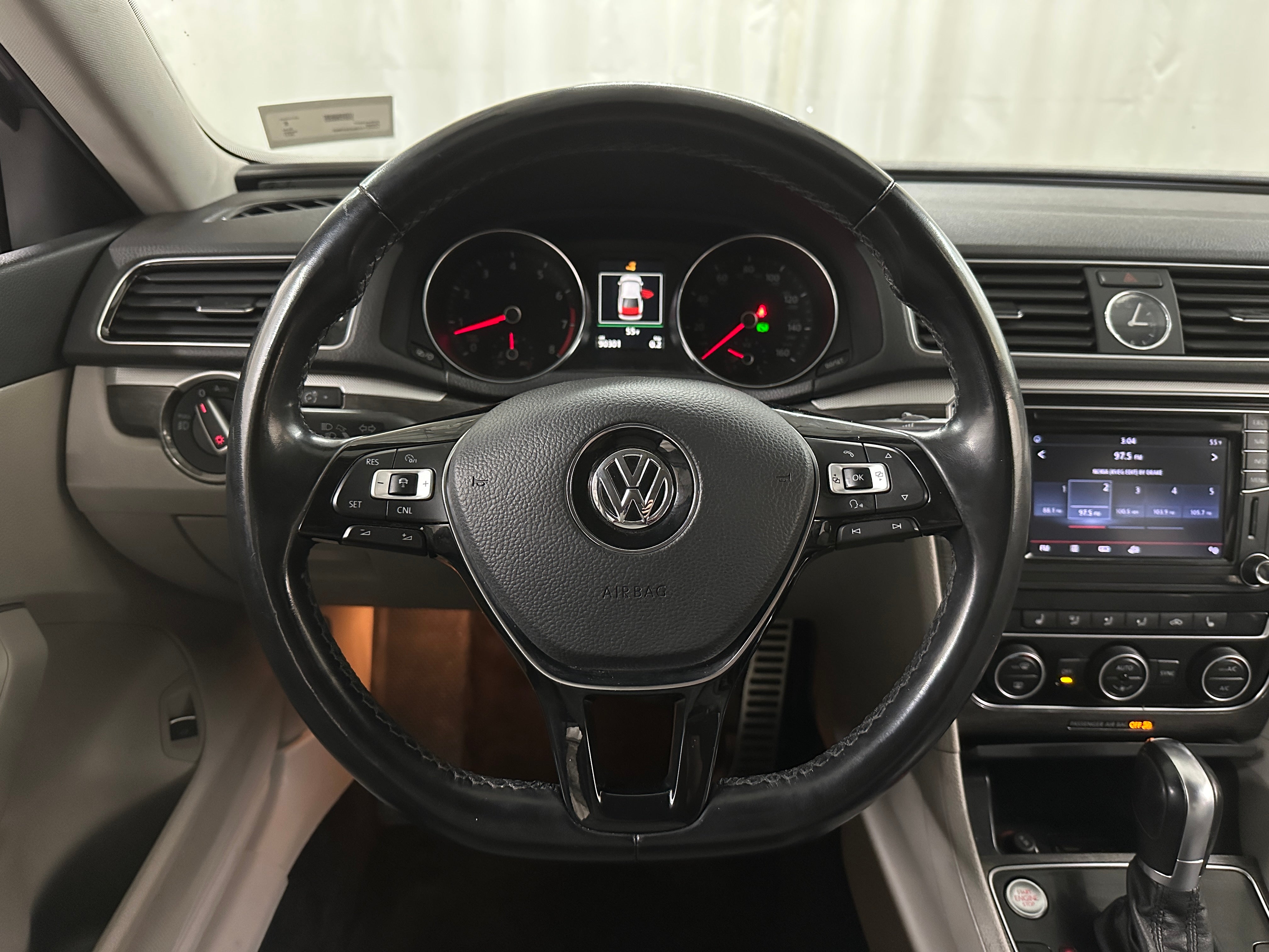 2017 Volkswagen Passat SEL 4