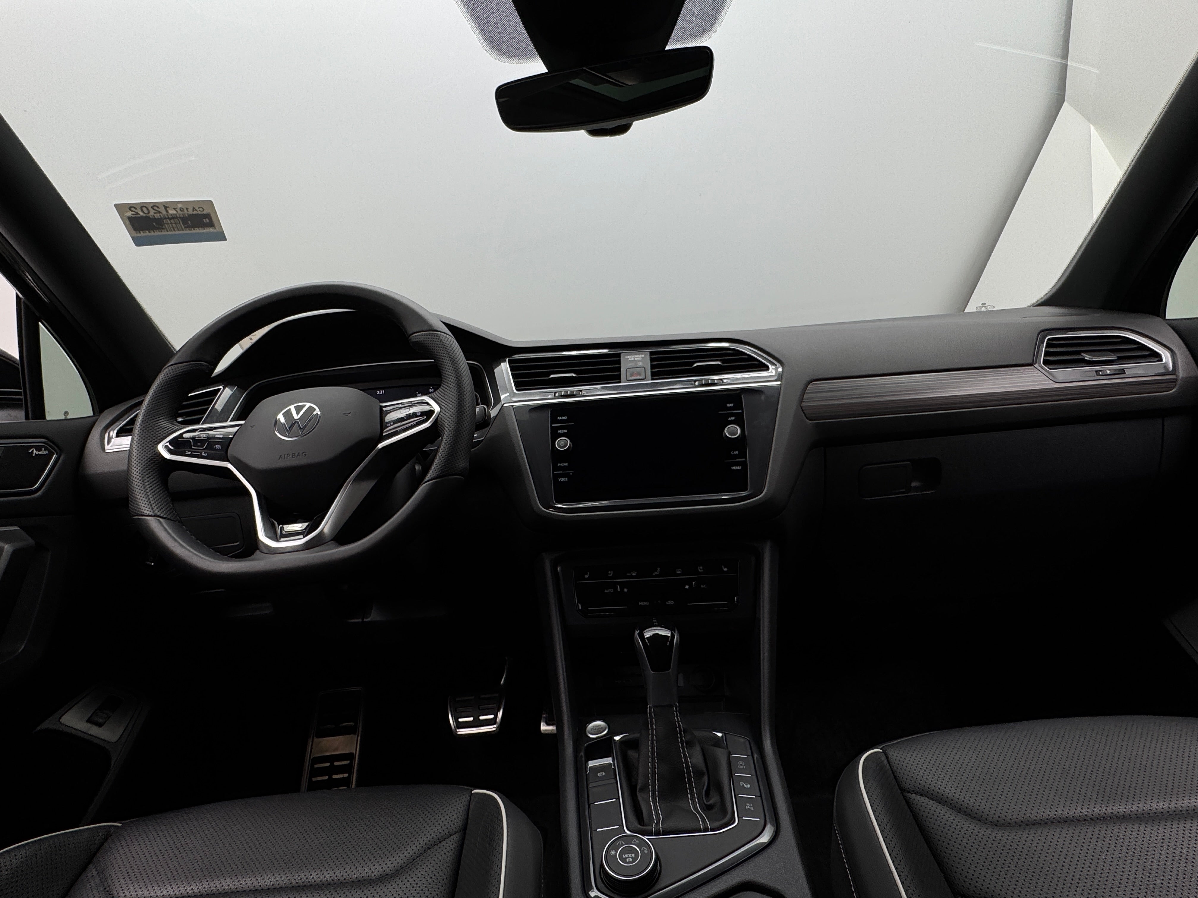 2024 Volkswagen Tiguan SE R-Line 2