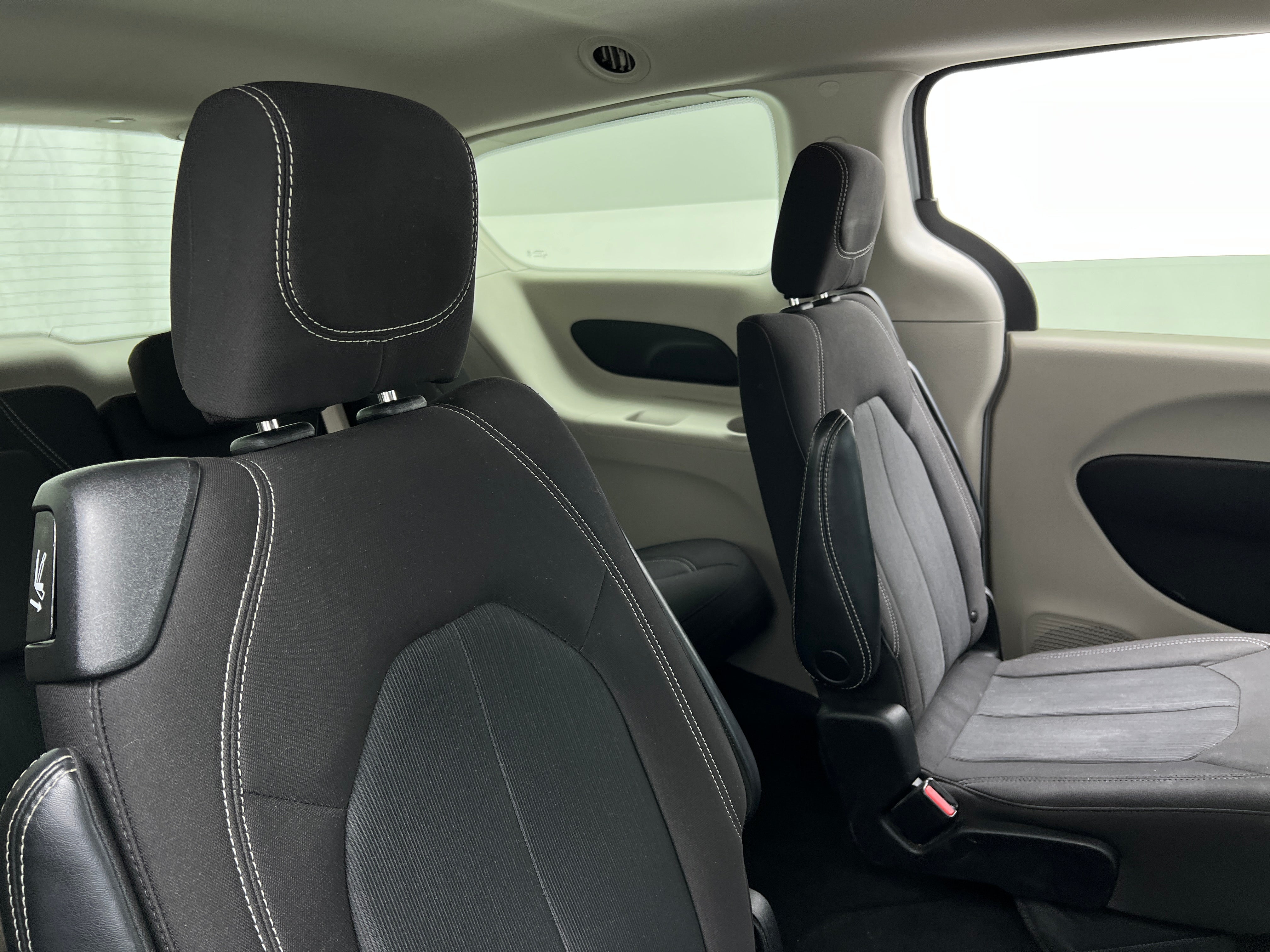 2022 Chrysler Voyager LX 6