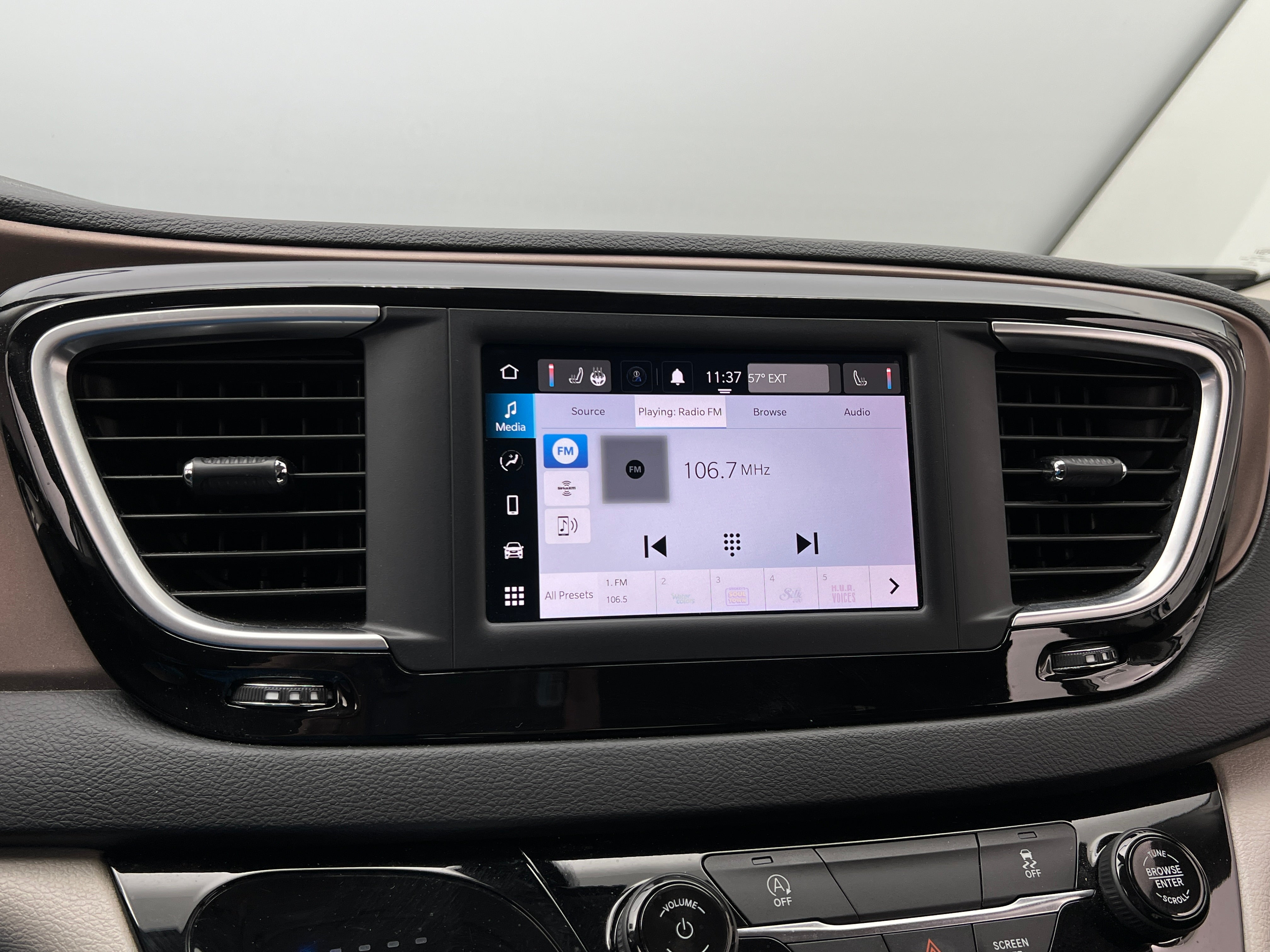 2022 Chrysler Voyager LX 4