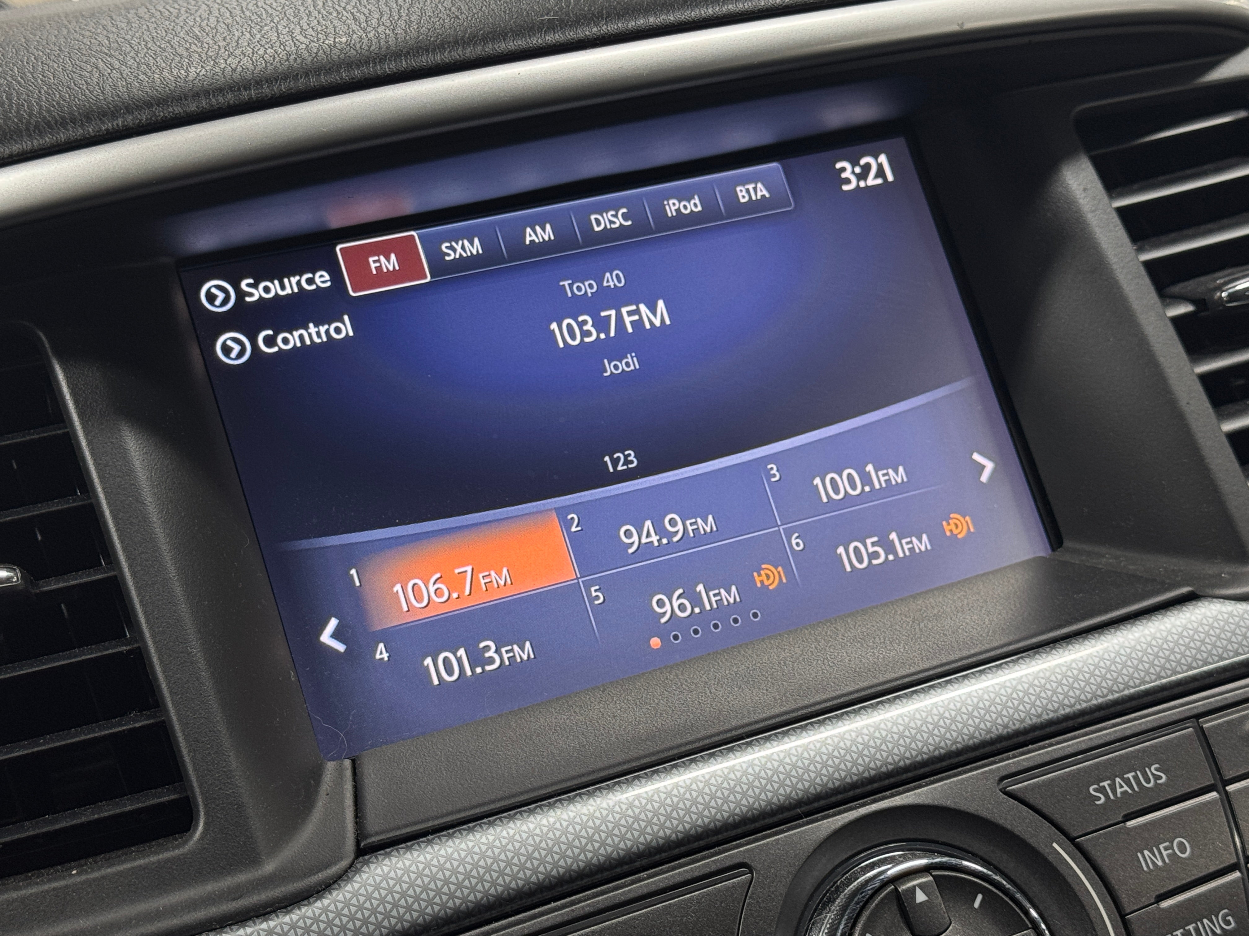 2017 Nissan Pathfinder SL 3
