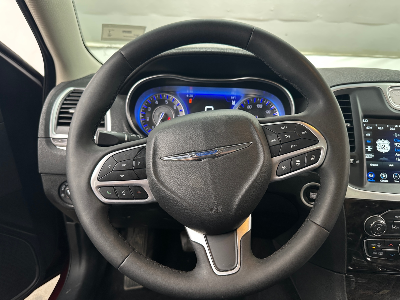 Thumbnail: 2022 Chrysler 300 - 4