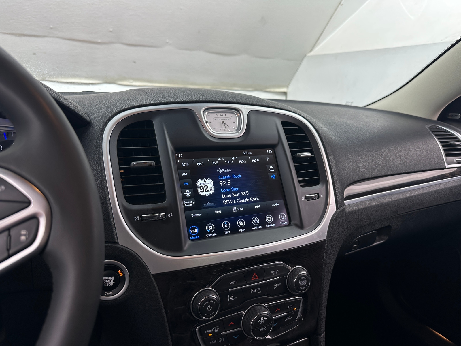 Thumbnail: 2022 Chrysler 300 - 3