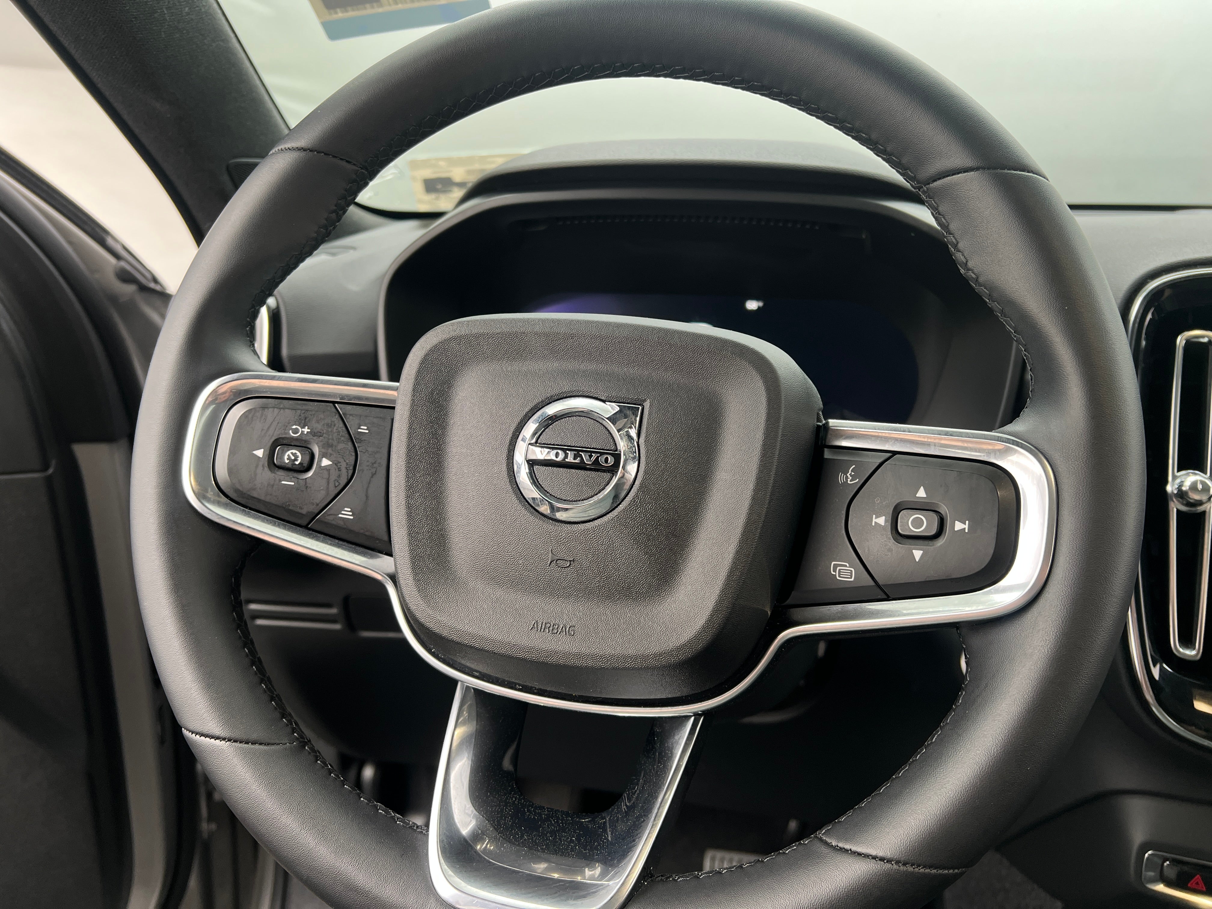 2024 Volvo XC40 B5 Core 5