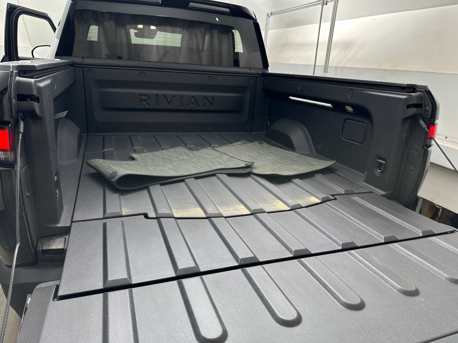 Thumbnail: 2023 Rivian R1T - 7