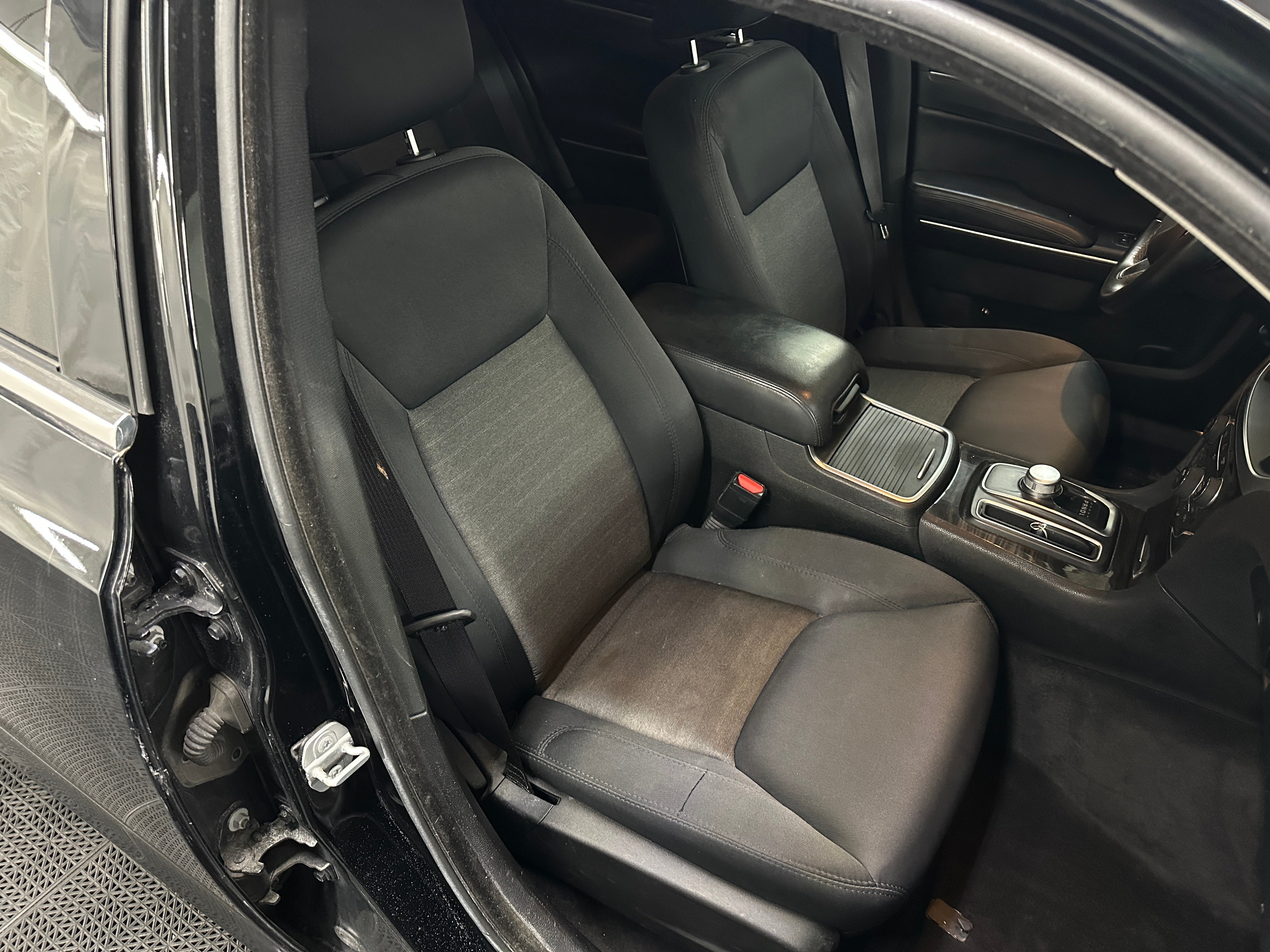 2018 Chrysler 300 Touring 2