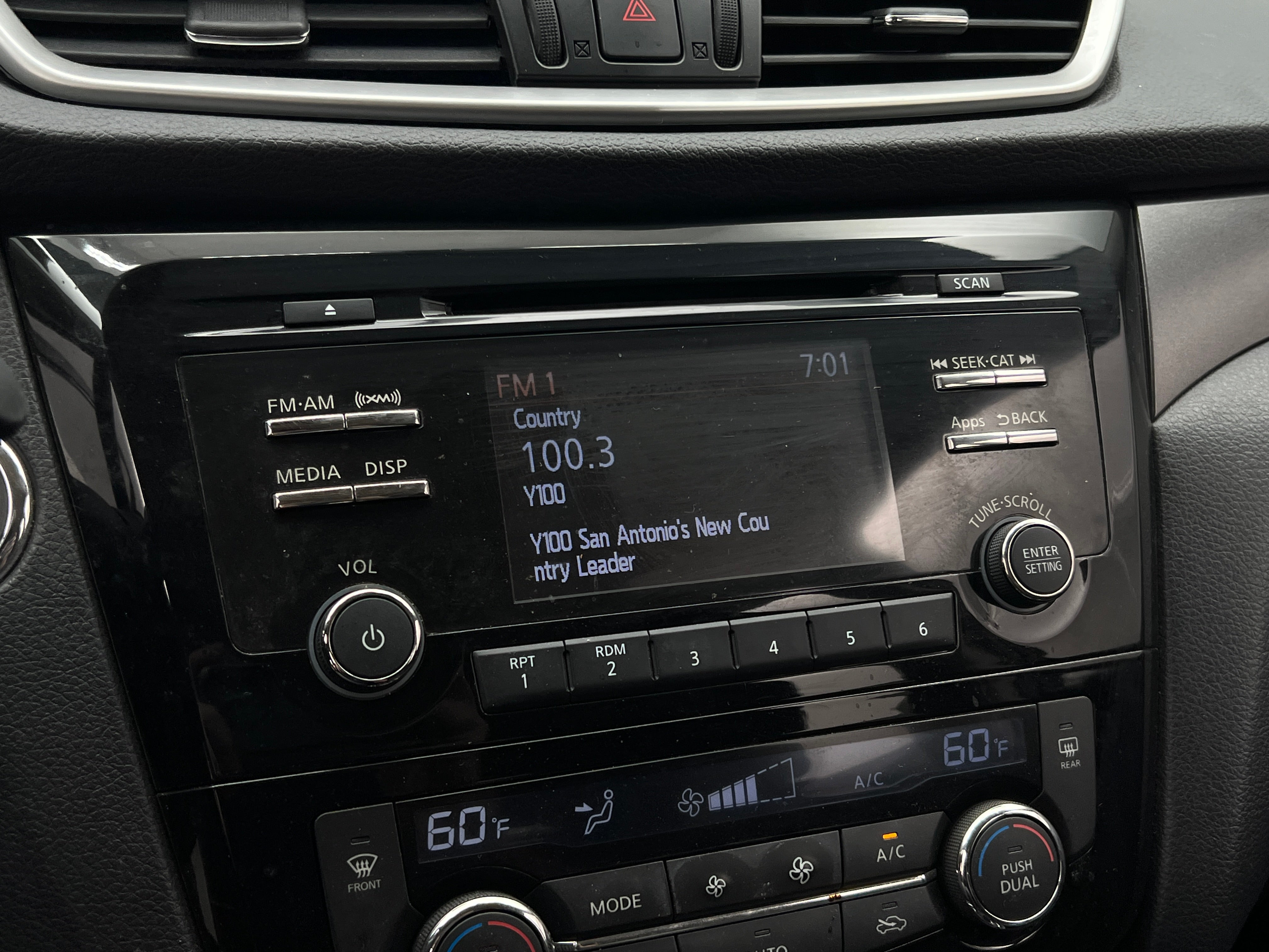 2015 Nissan Rogue SV 4