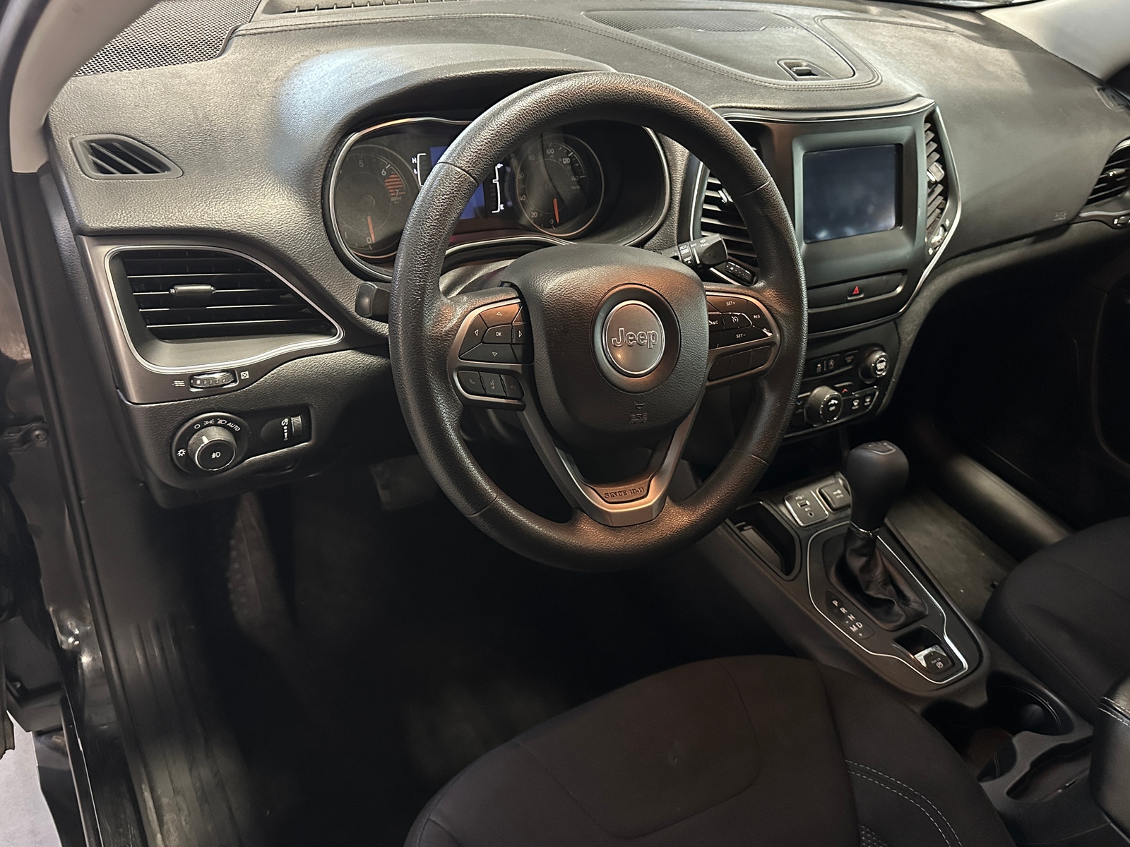Thumbnail: 2019 Jeep Cherokee - 3