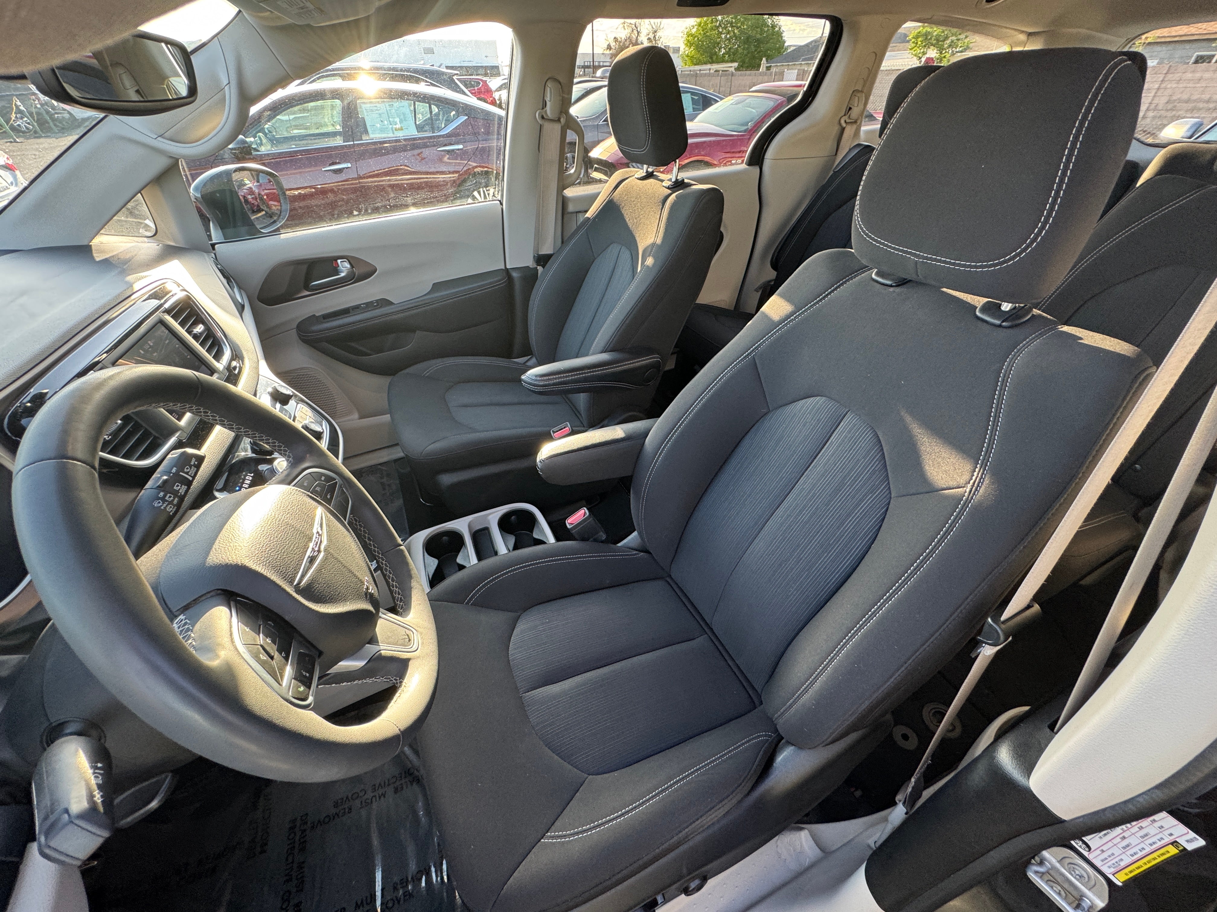 2023 Chrysler Voyager LX 2