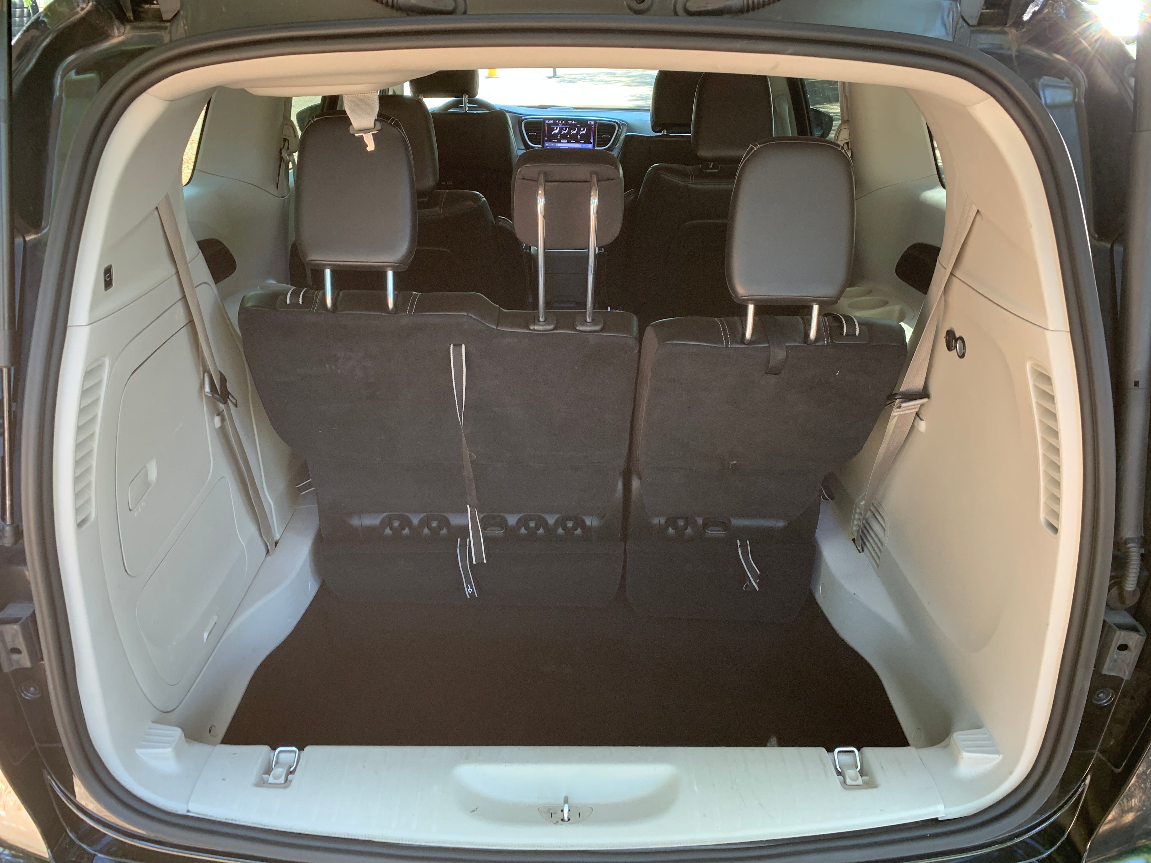 2023 Chrysler Pacifica Hybrid Touring L 4