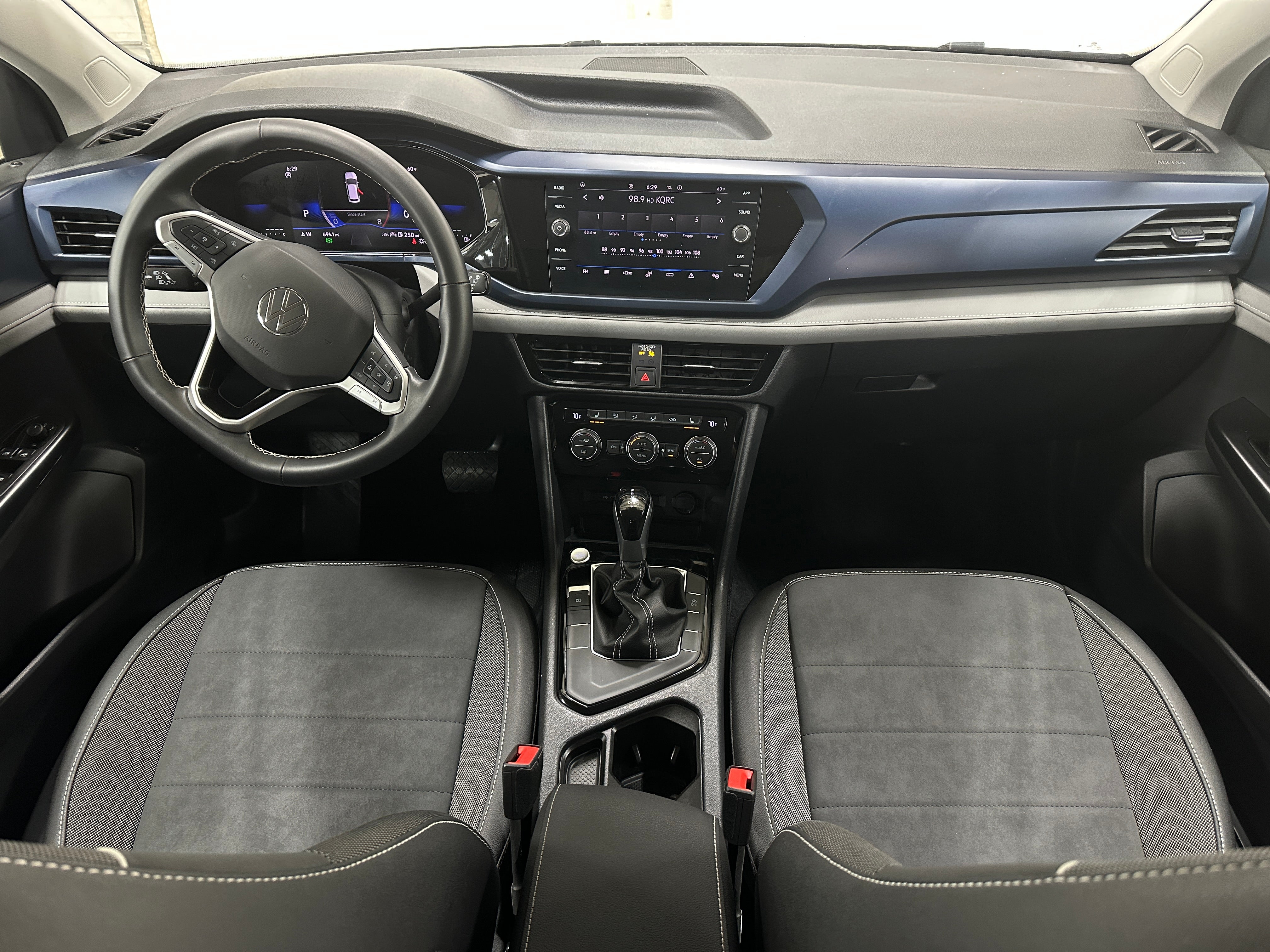 2024 Volkswagen Taos SE 2