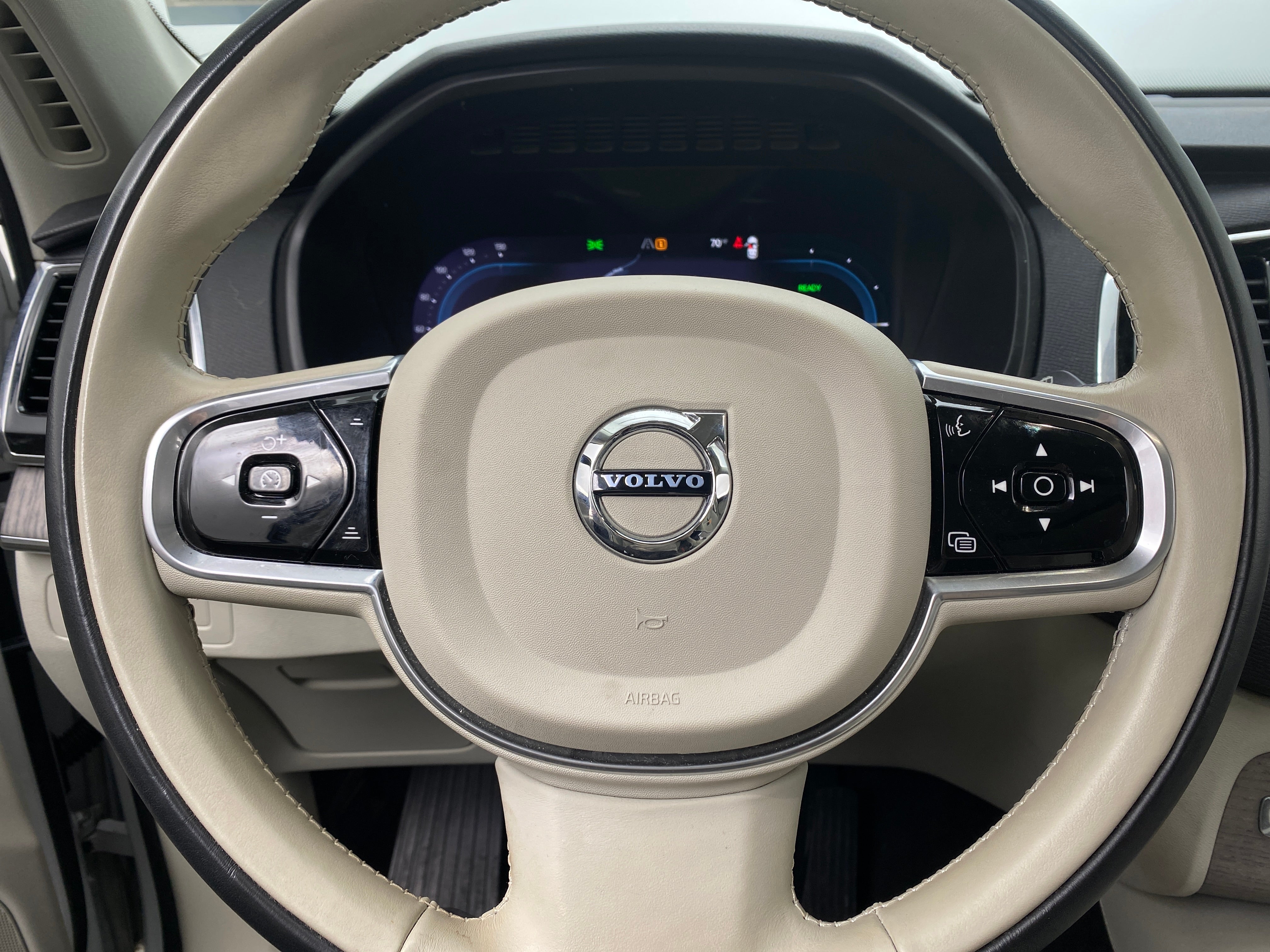 2023 Volvo XC90 T8 Plus 4