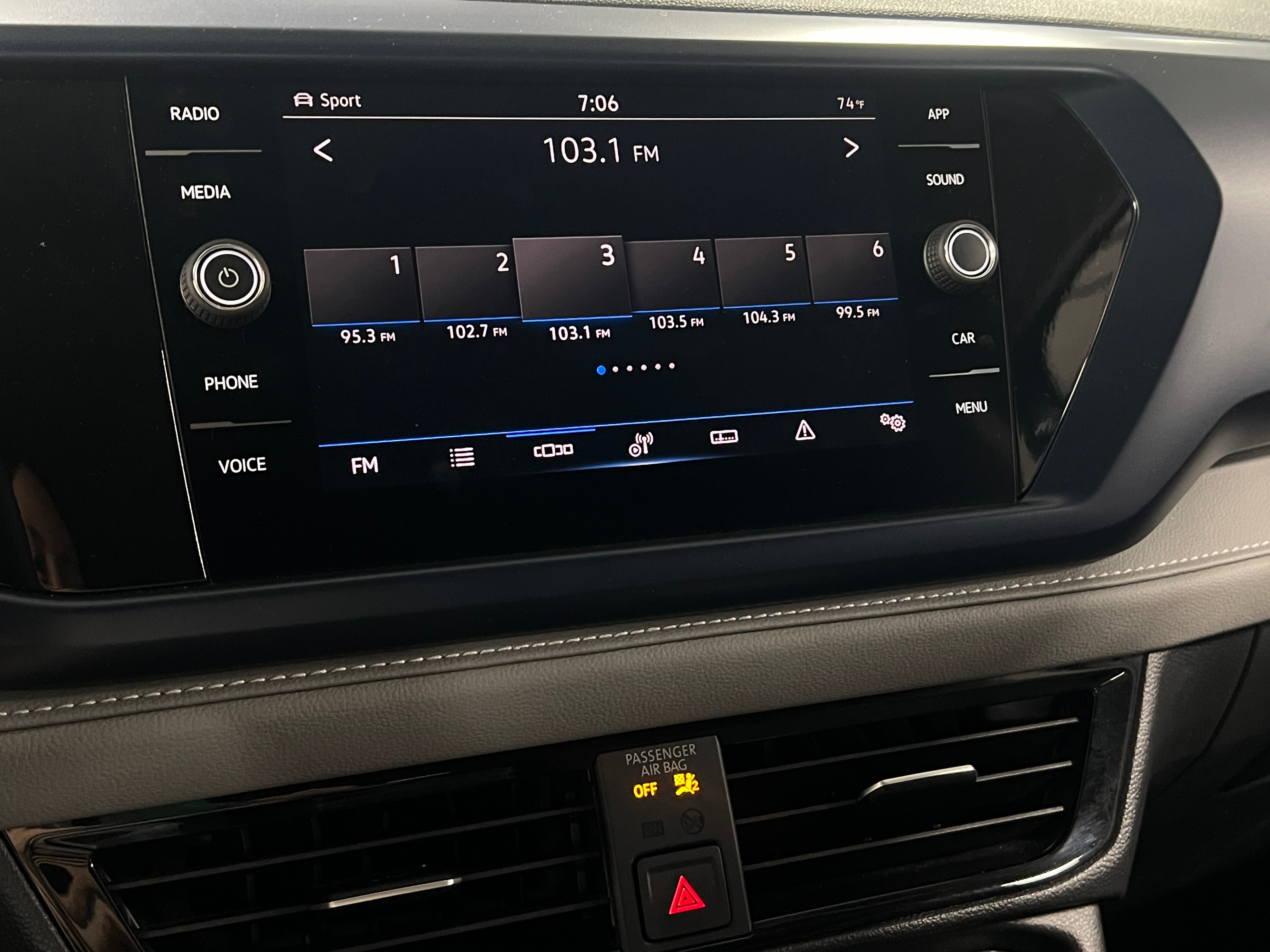 2024 Volkswagen Taos SE 3
